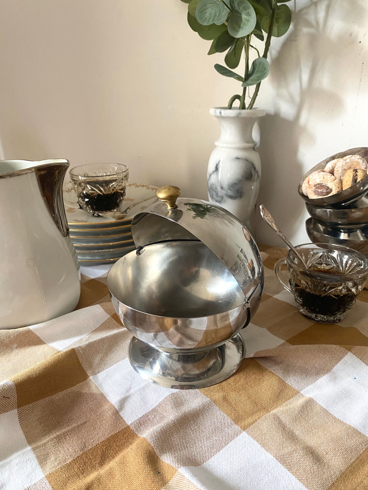 Sucrier boule ou sphérique vintage