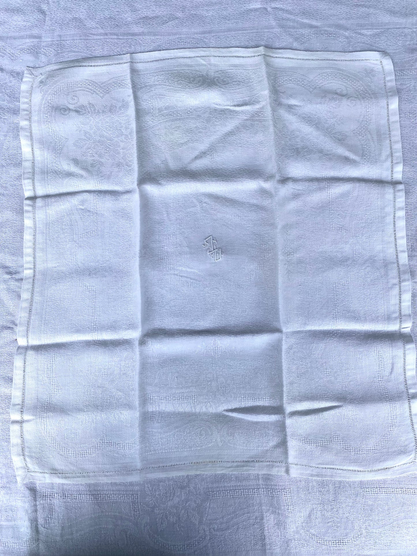 Service de table ancien en damassé blanc monogrammé début XXe siècle. Nappe 200x145 cm et 8 serviettes assorties