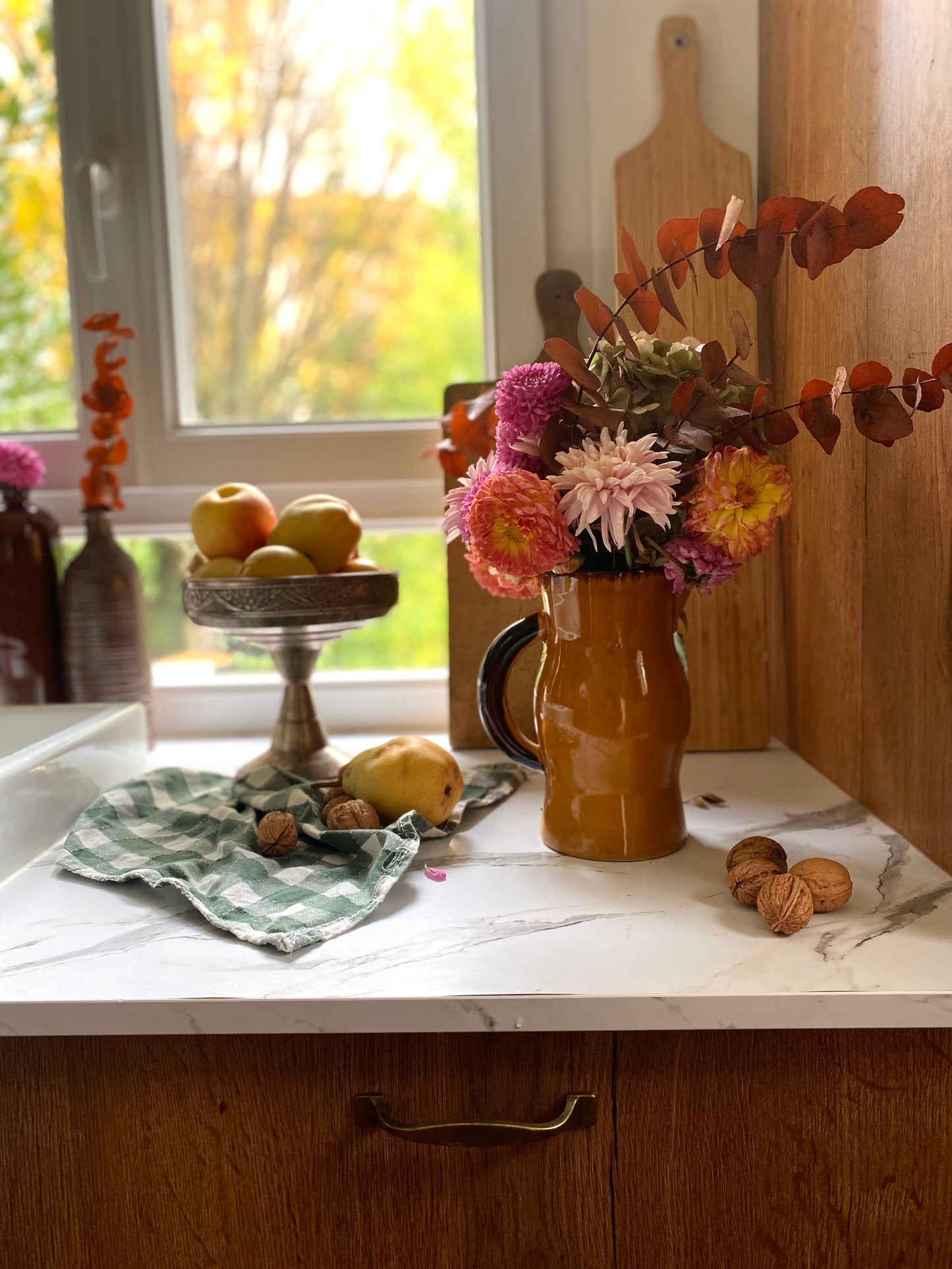 Pichet en céramique ancienne ocre