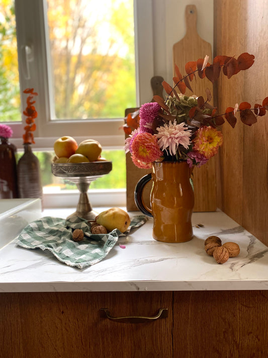 Pichet en céramique ancienne ocre