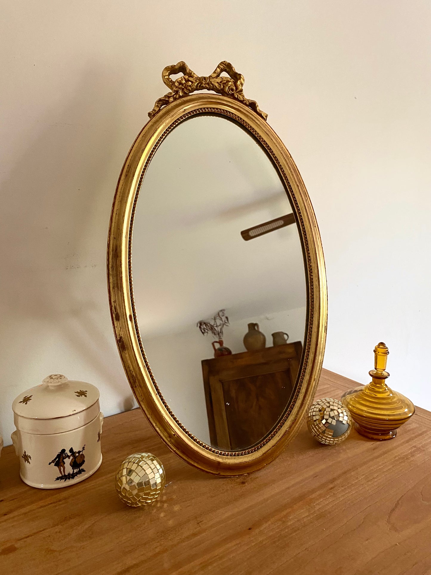 Miroir ovale sur pied du XIXe siècle.