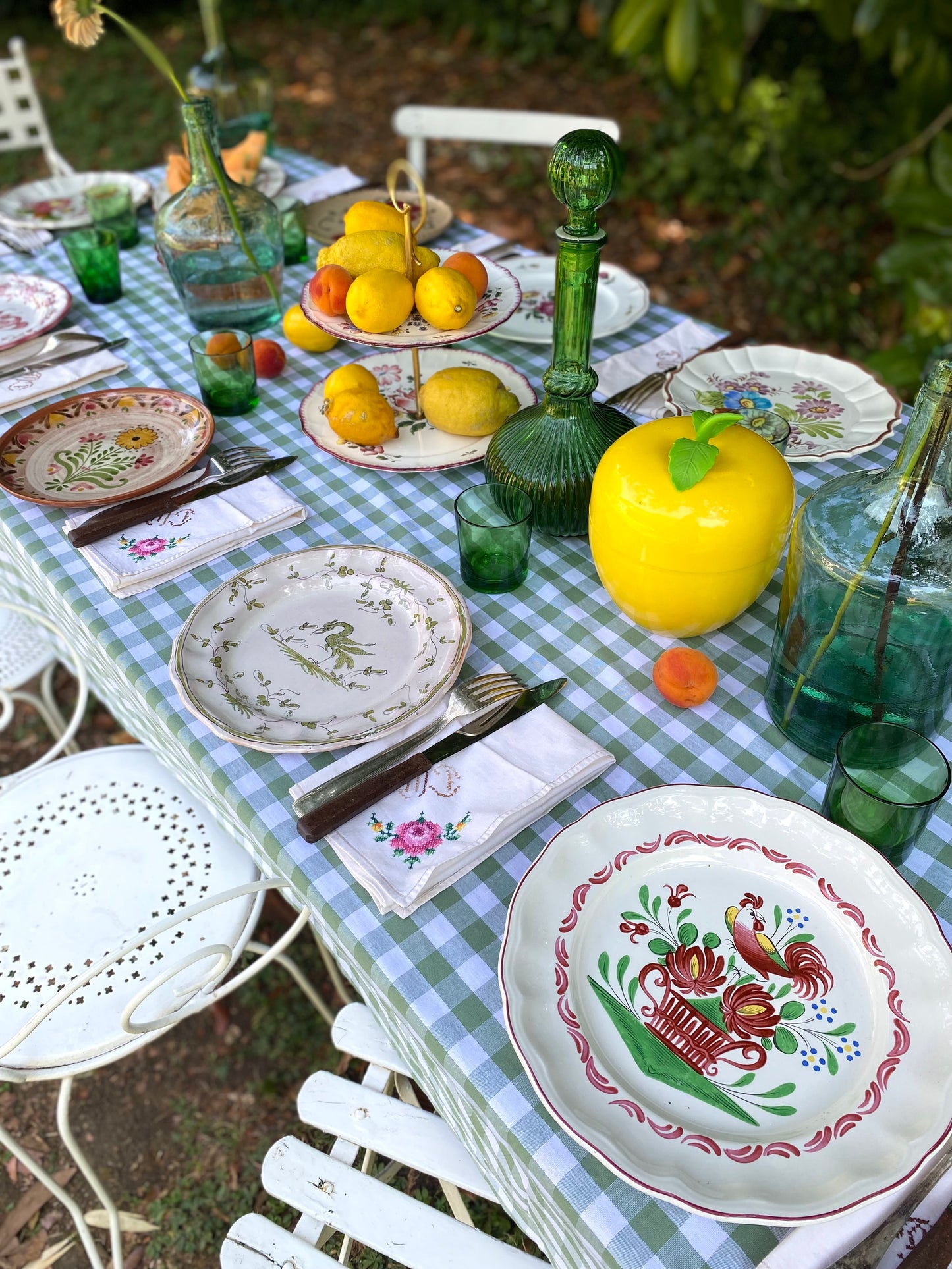 Exceptionnel ensemble de 15 grandes assiettes dépareillées