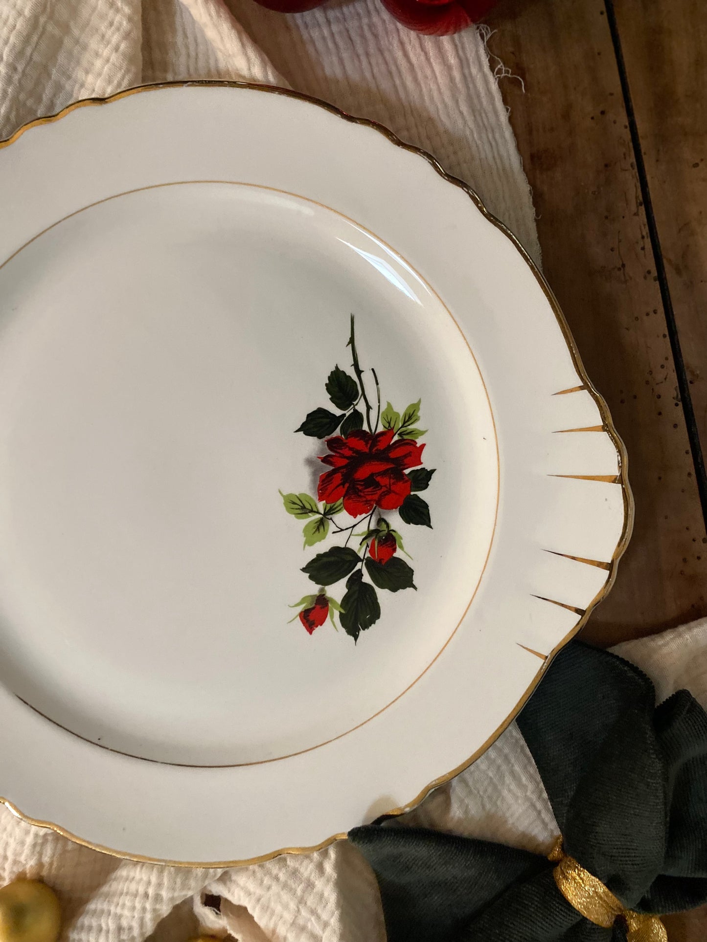 Plat de présentation en faïence ancienne