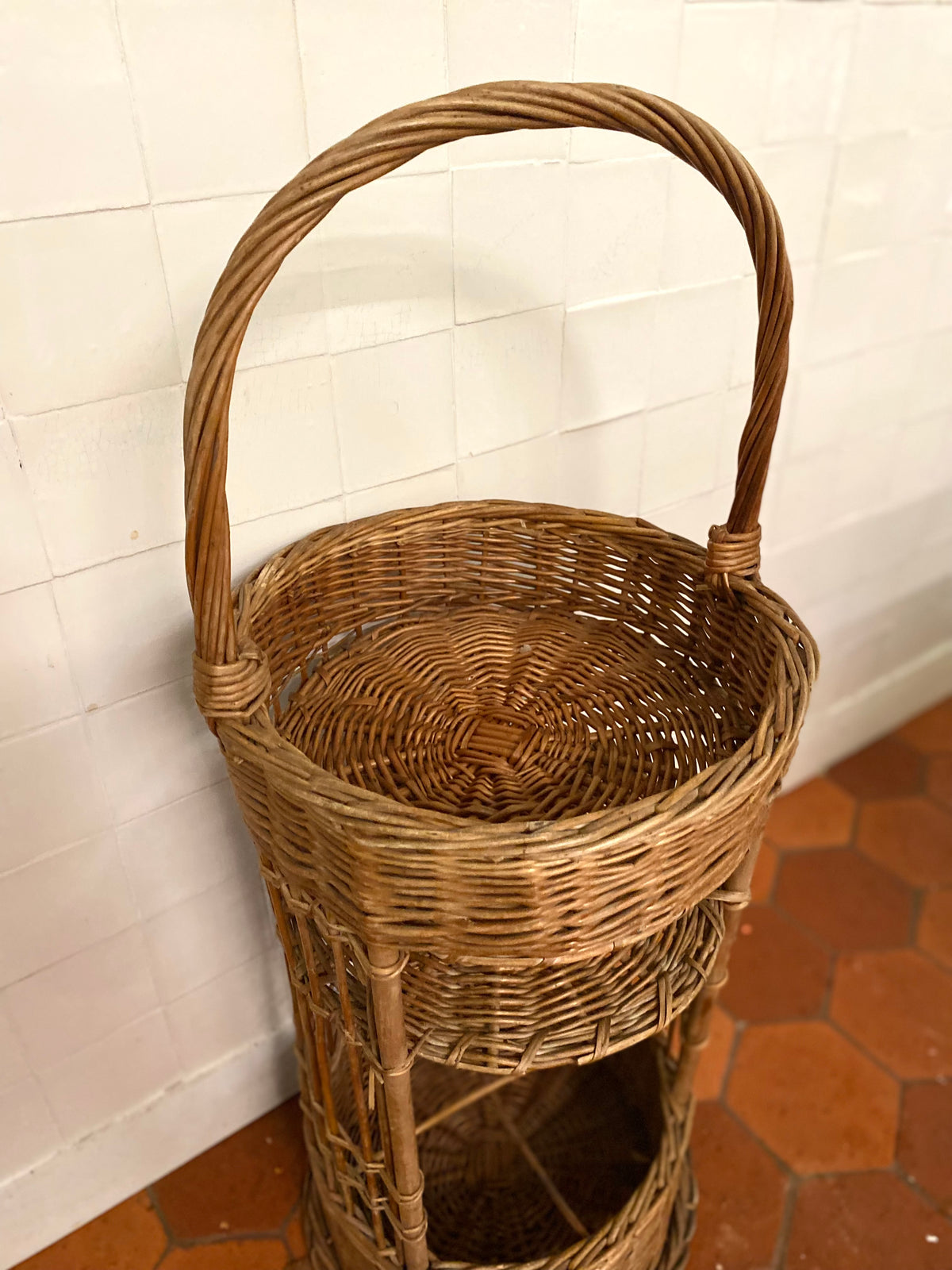 Panier en osier à trois niveaux avec anse haute, vintage