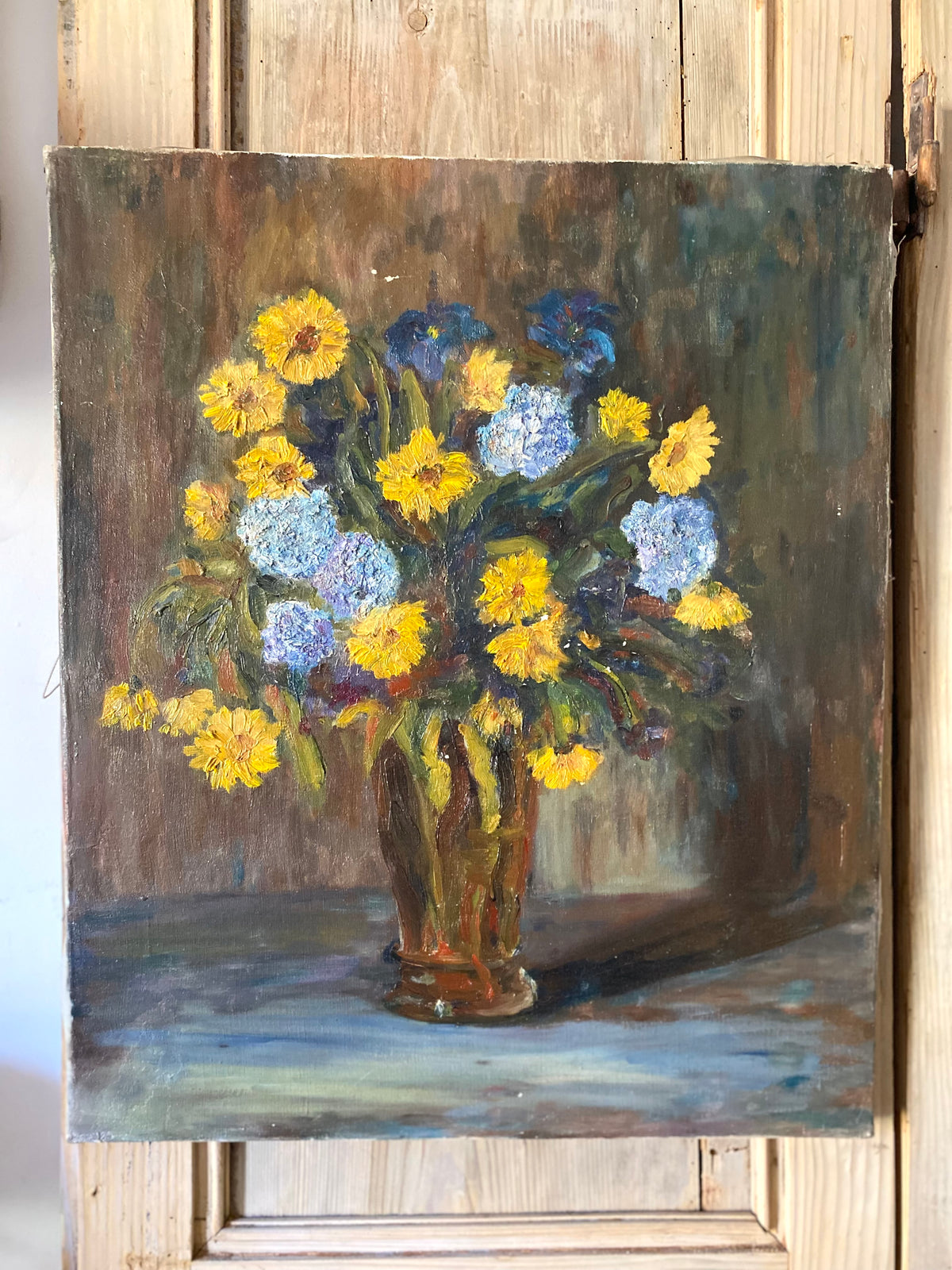 Huile sur toile, bouquet de fleurs jaunes et bleues, milieu XXe