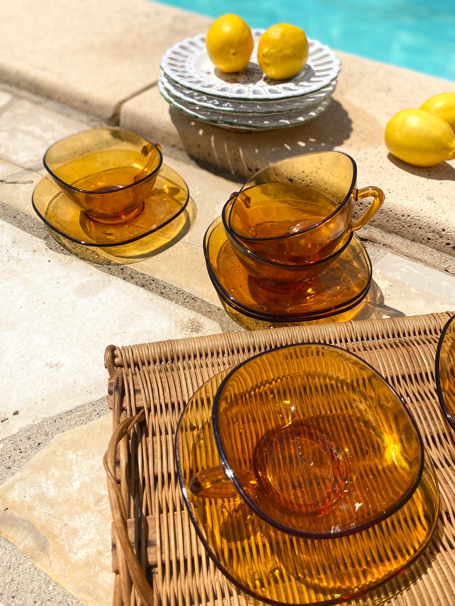 Tasses et soucoupes en verre ambré, plateau en osier