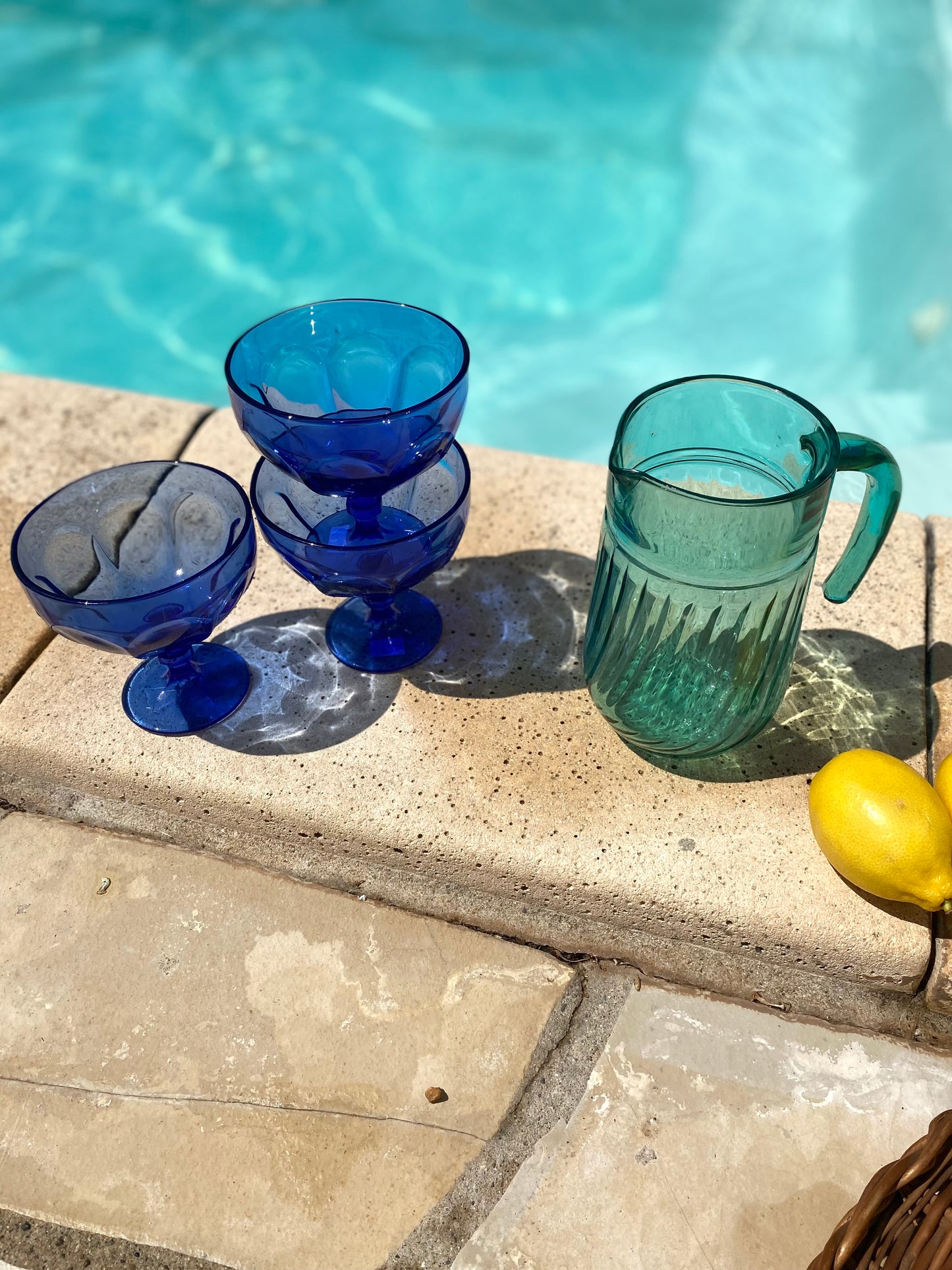 Ensemble vintage verre soufflé — coupes bleues et pichet turquoise