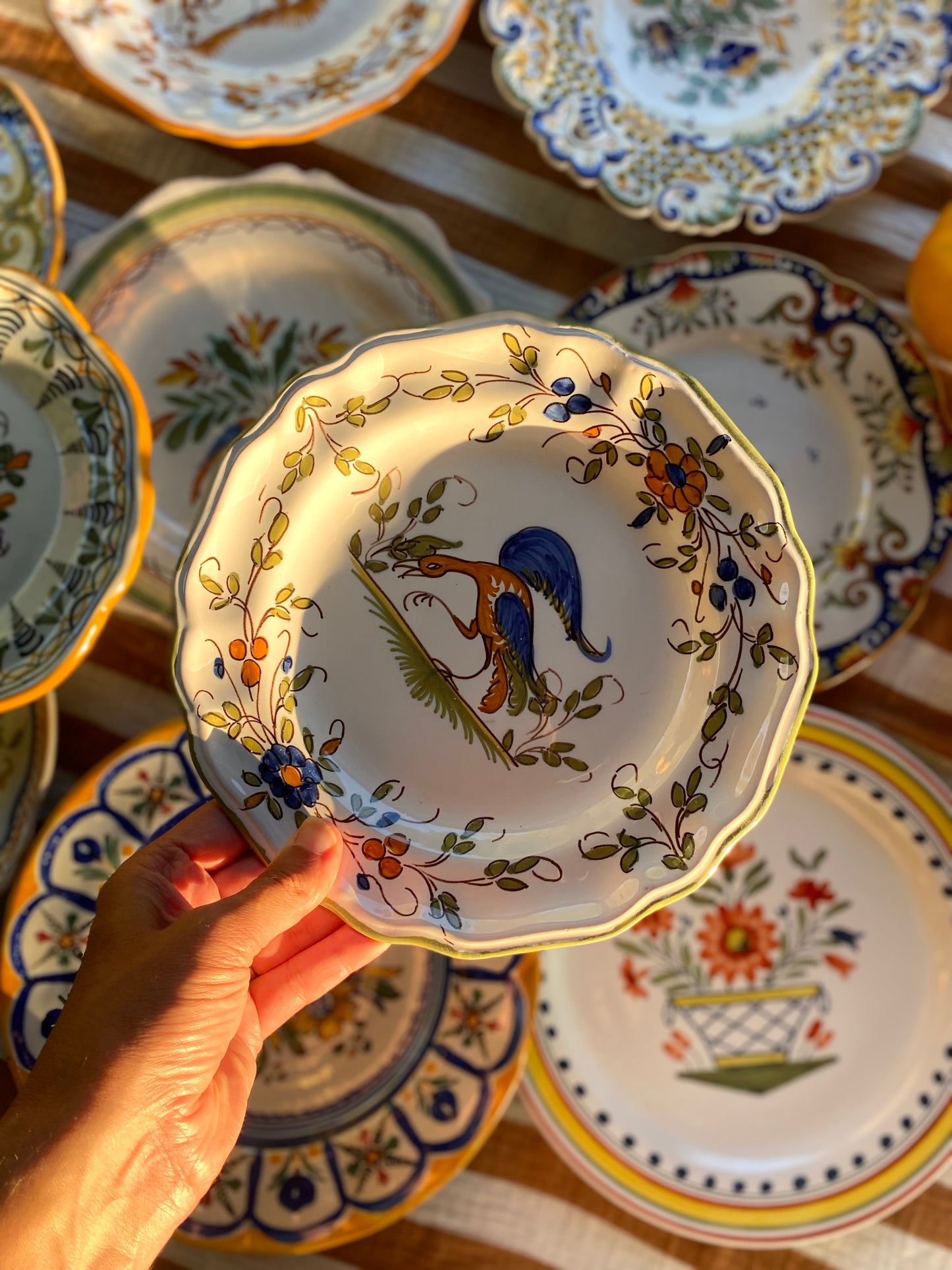 Service dépareillé de 11 assiettes en faïence peinte à la main