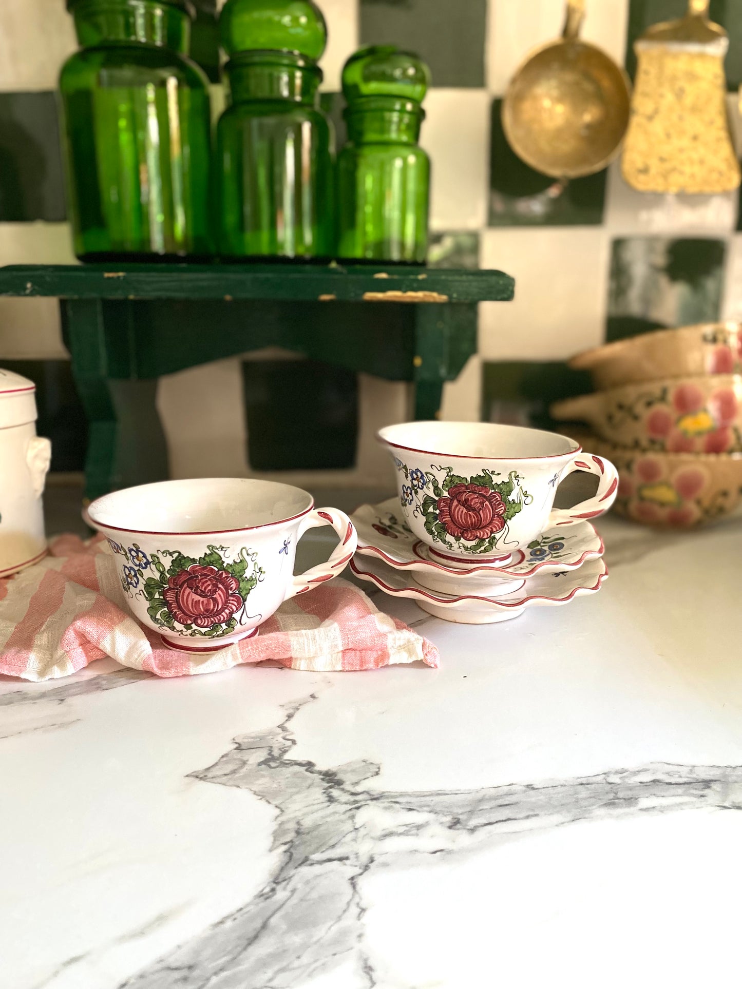 Duo de tasses en faïence ancienne