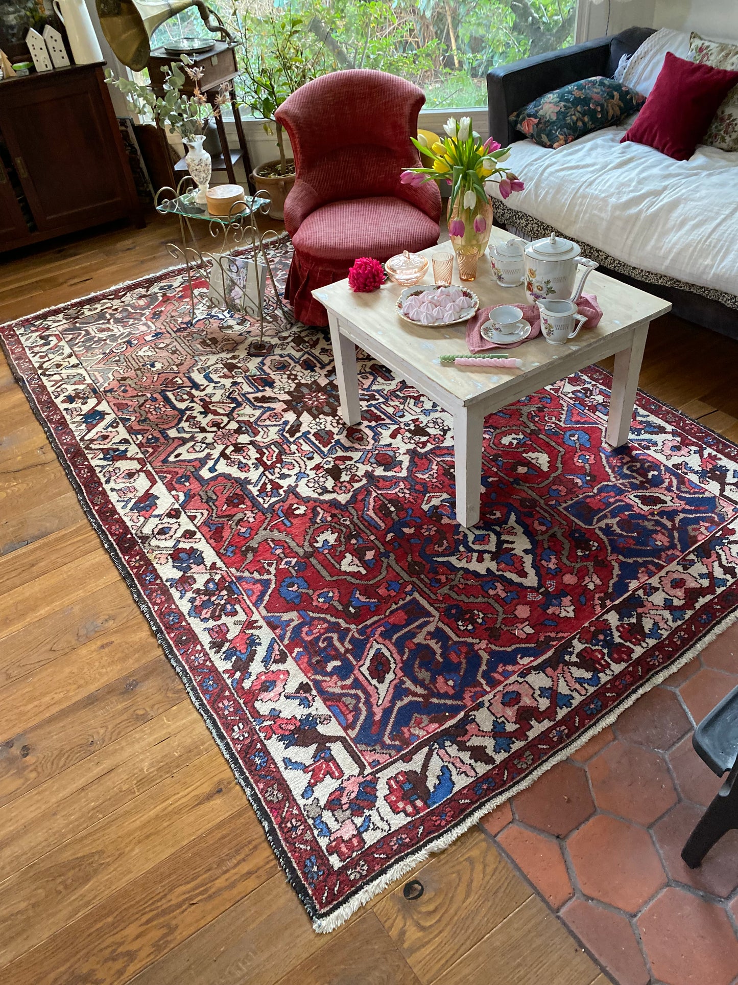 Tapis ancien en laine tissée à motif oriental