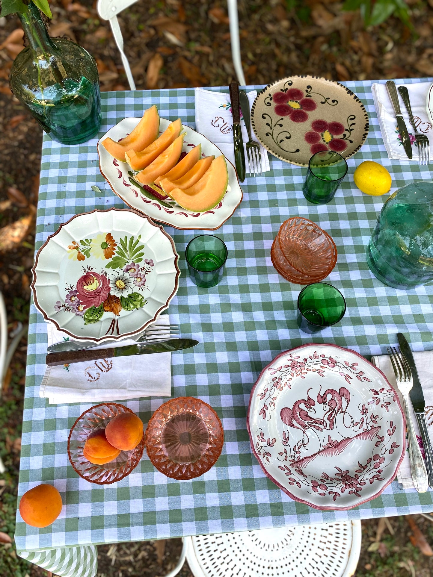 Exceptionnel ensemble de 15 grandes assiettes dépareillées