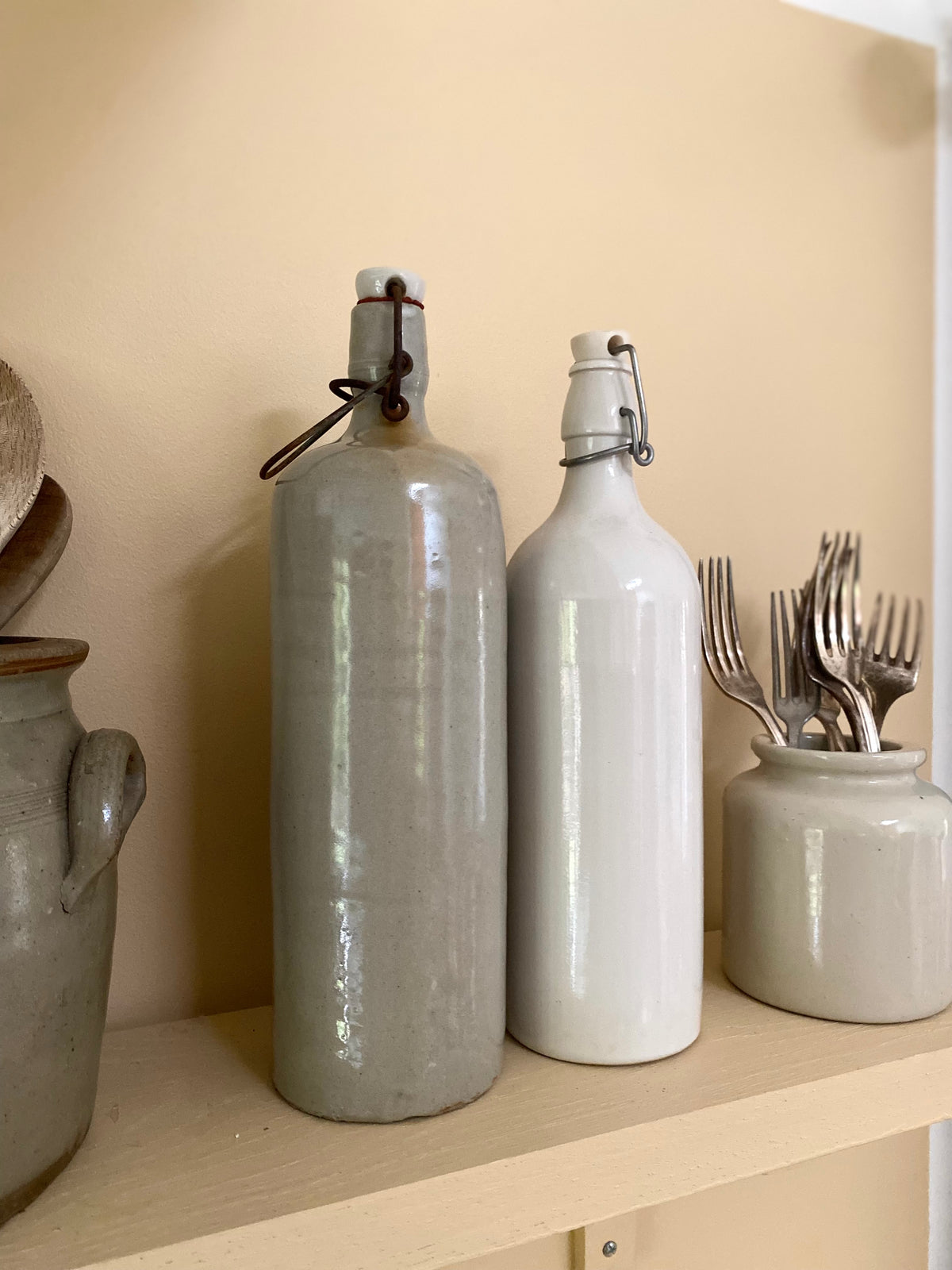 Duo de bouteilles en grès ancien