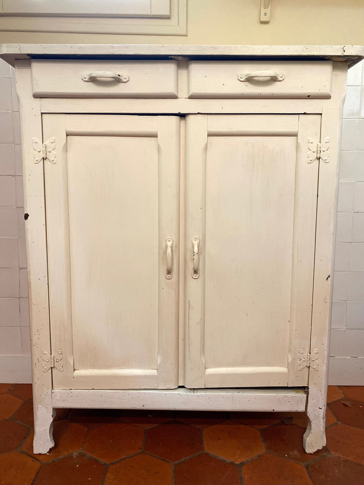 Petit buffet bas crème deux portes et deux tiroirs, début XXe