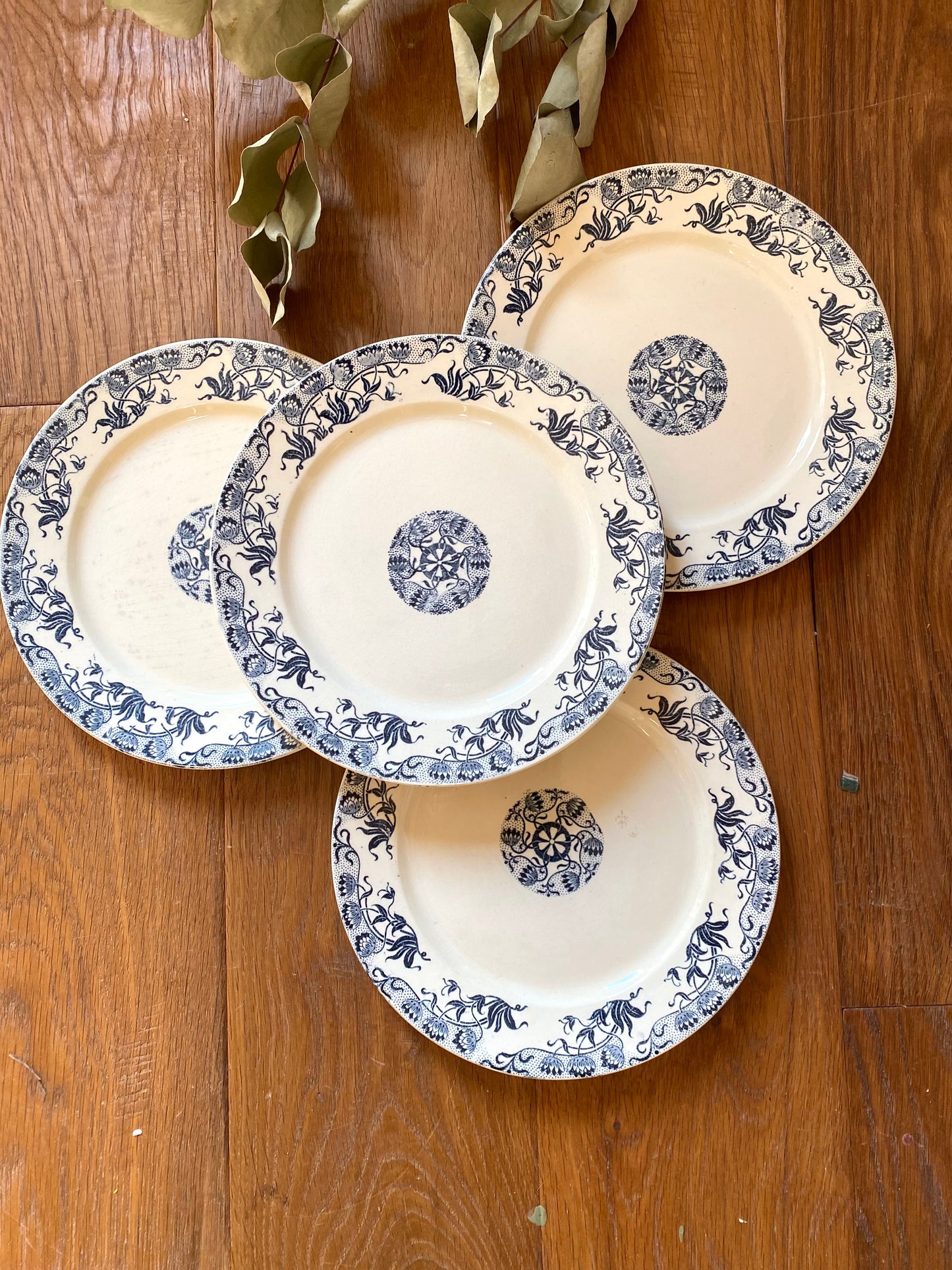 Assiettes à dessert anciennes