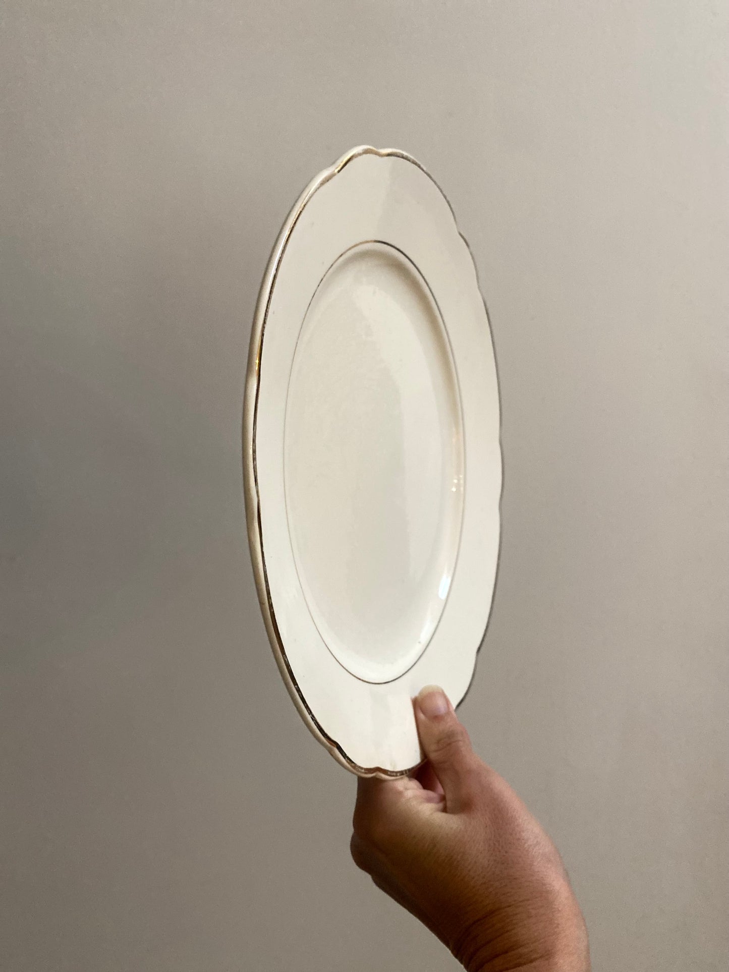 Plat de service en faïence ancienne