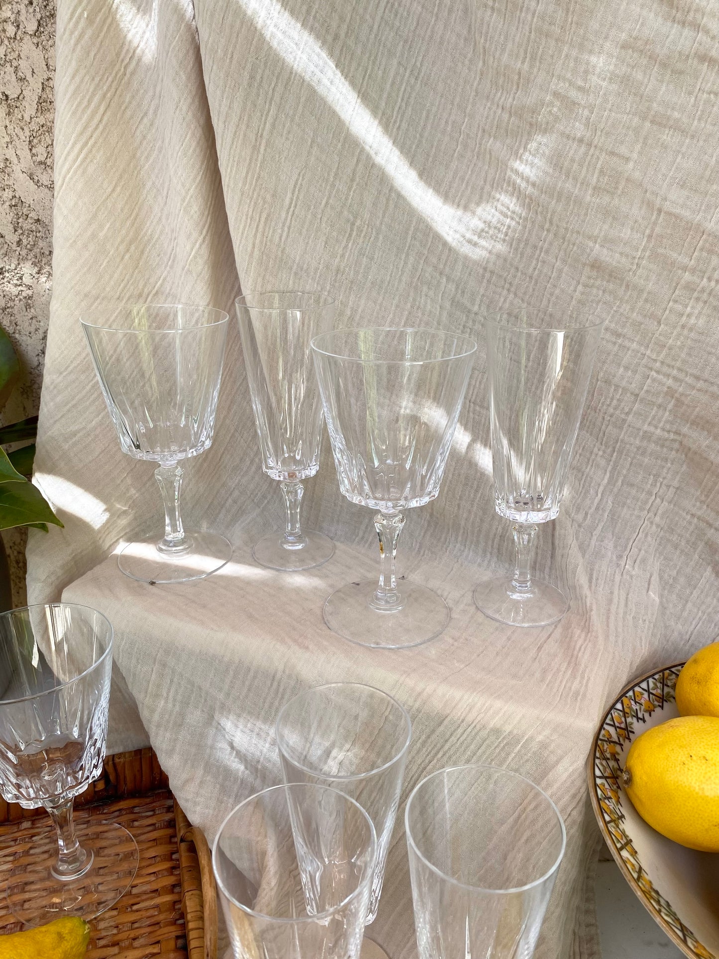 Service de 12 verres en cristal taillé à pans, 6 flûtes et 6 verres, années 60-70