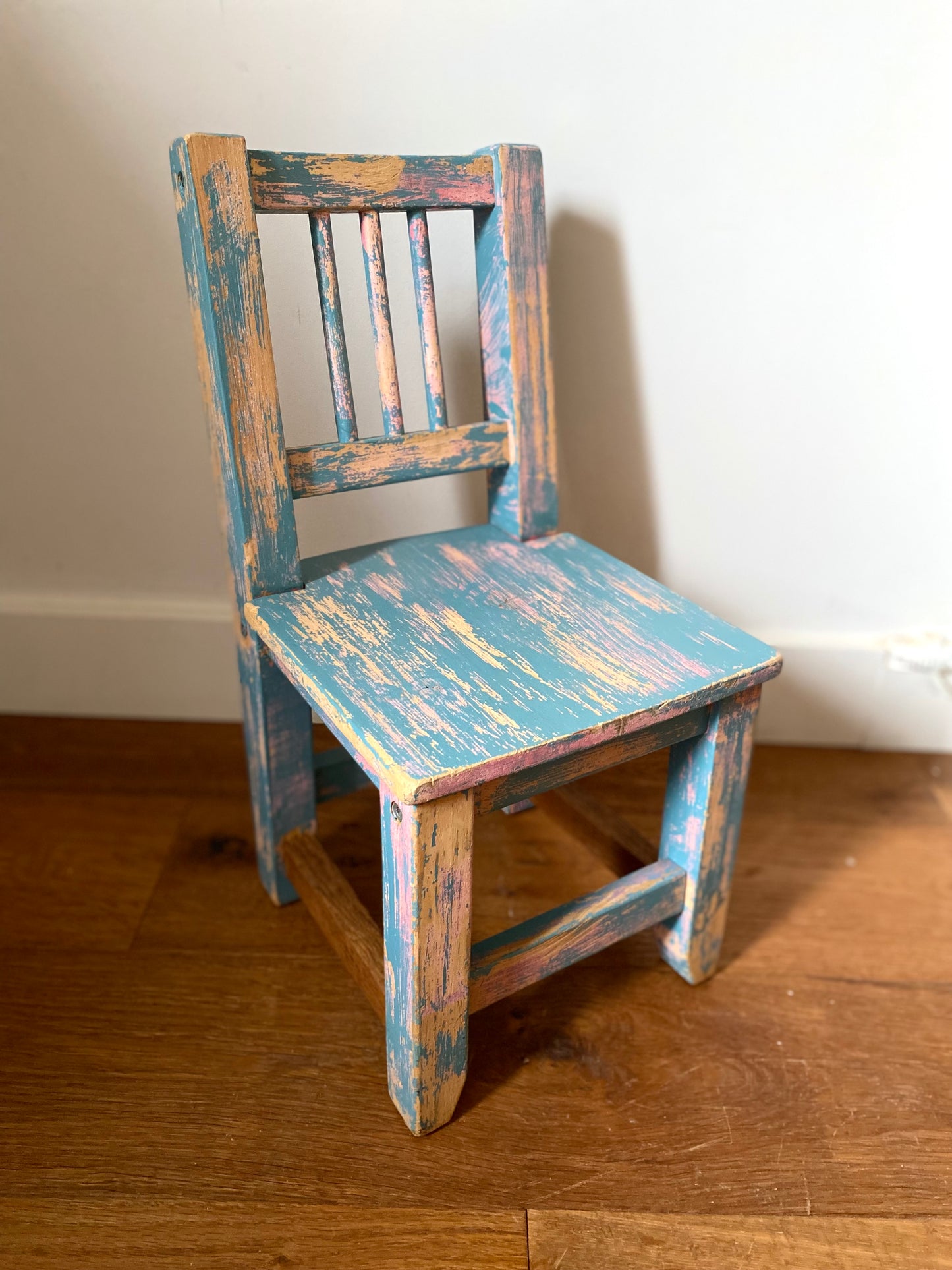 Chaise pour enfant en bois ancien