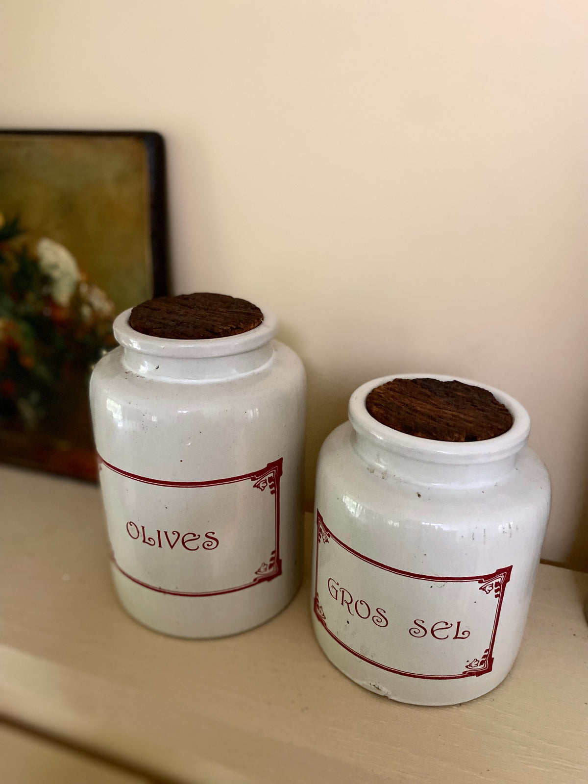 Paire de pots en grès blanc « Olives » et « Gros sel », décor rouge Art nouveau