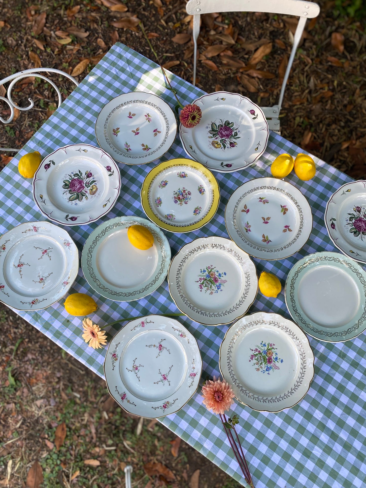 Douze assiettes anciennes en faïence et porcelaine, service dépareillé