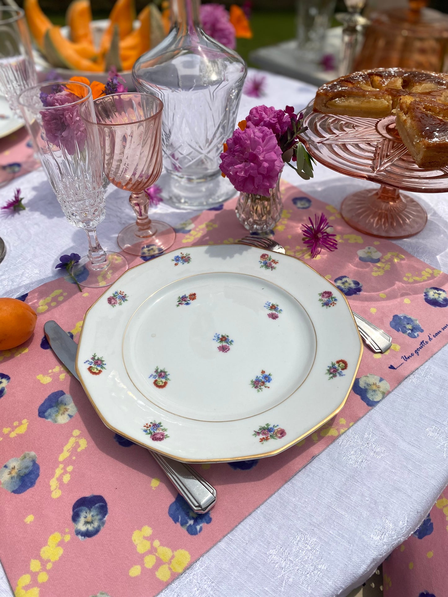 4 verres à pied en rosaline et leurs plateaux