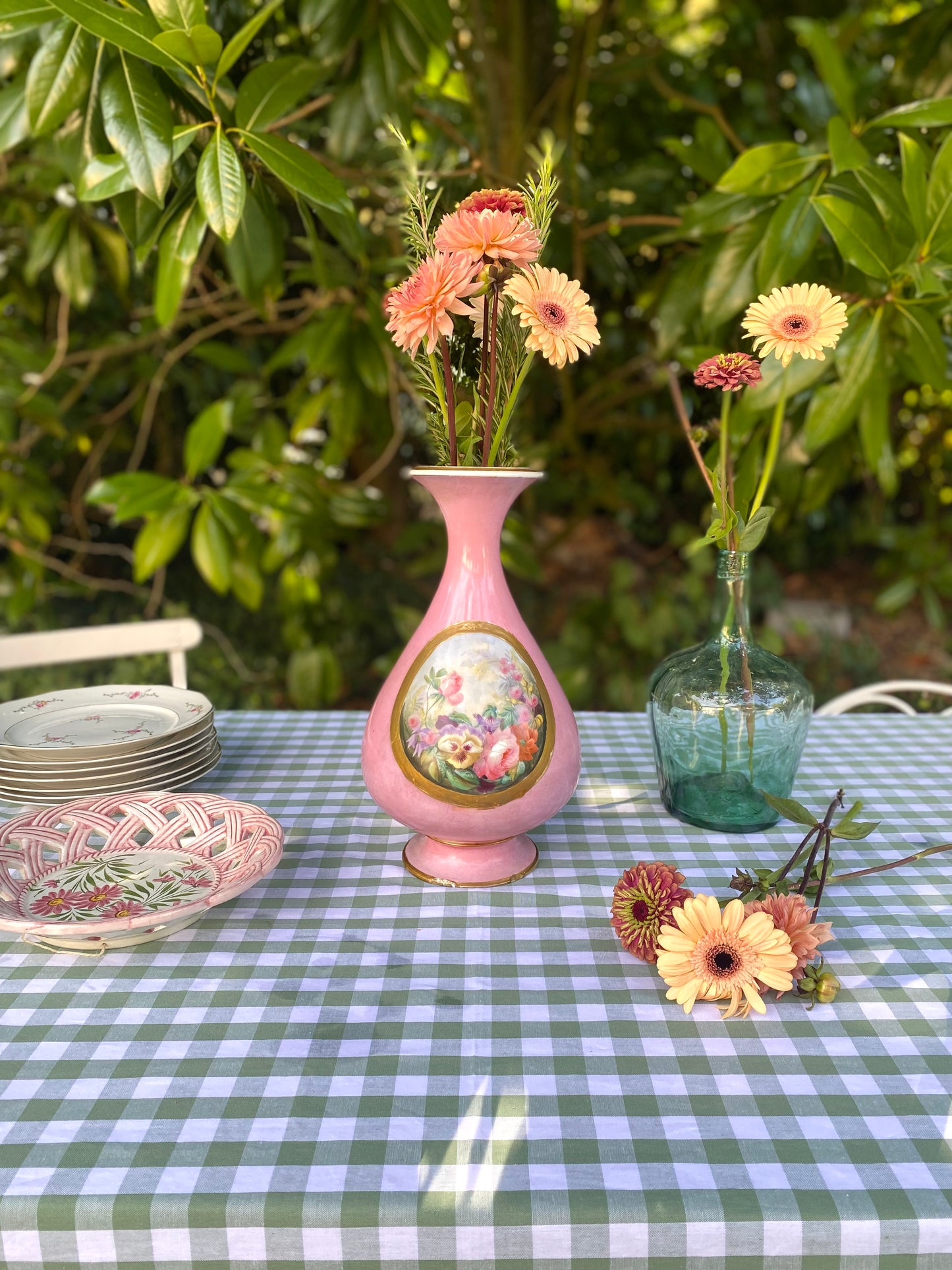 Vase balustre en porcelaine à fond rose, médaillon floral peint XIXe siècle.