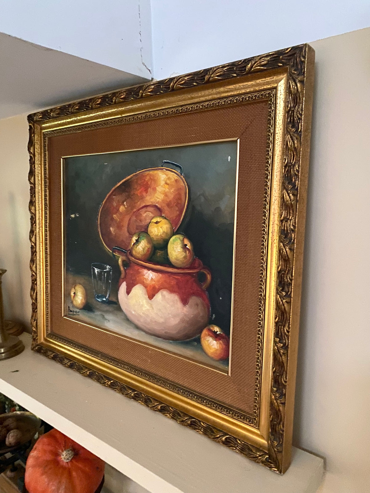 Nature morte aux pommes et chaudron de cuivre, huile sur toile milieu du XXe siècle.