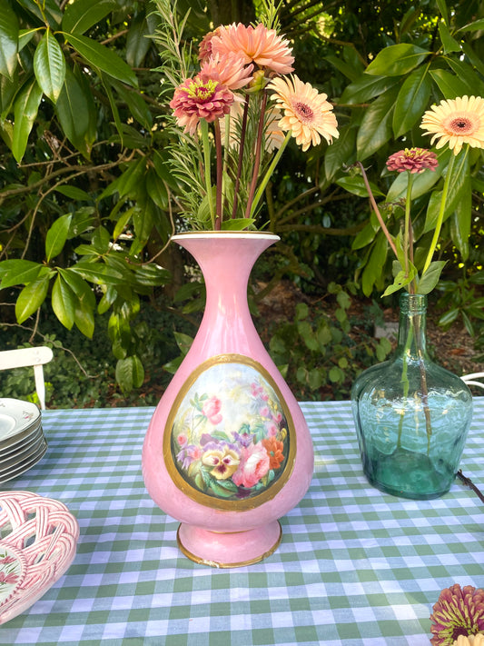 Vase balustre en porcelaine à fond rose, médaillon floral peint XIXe siècle.