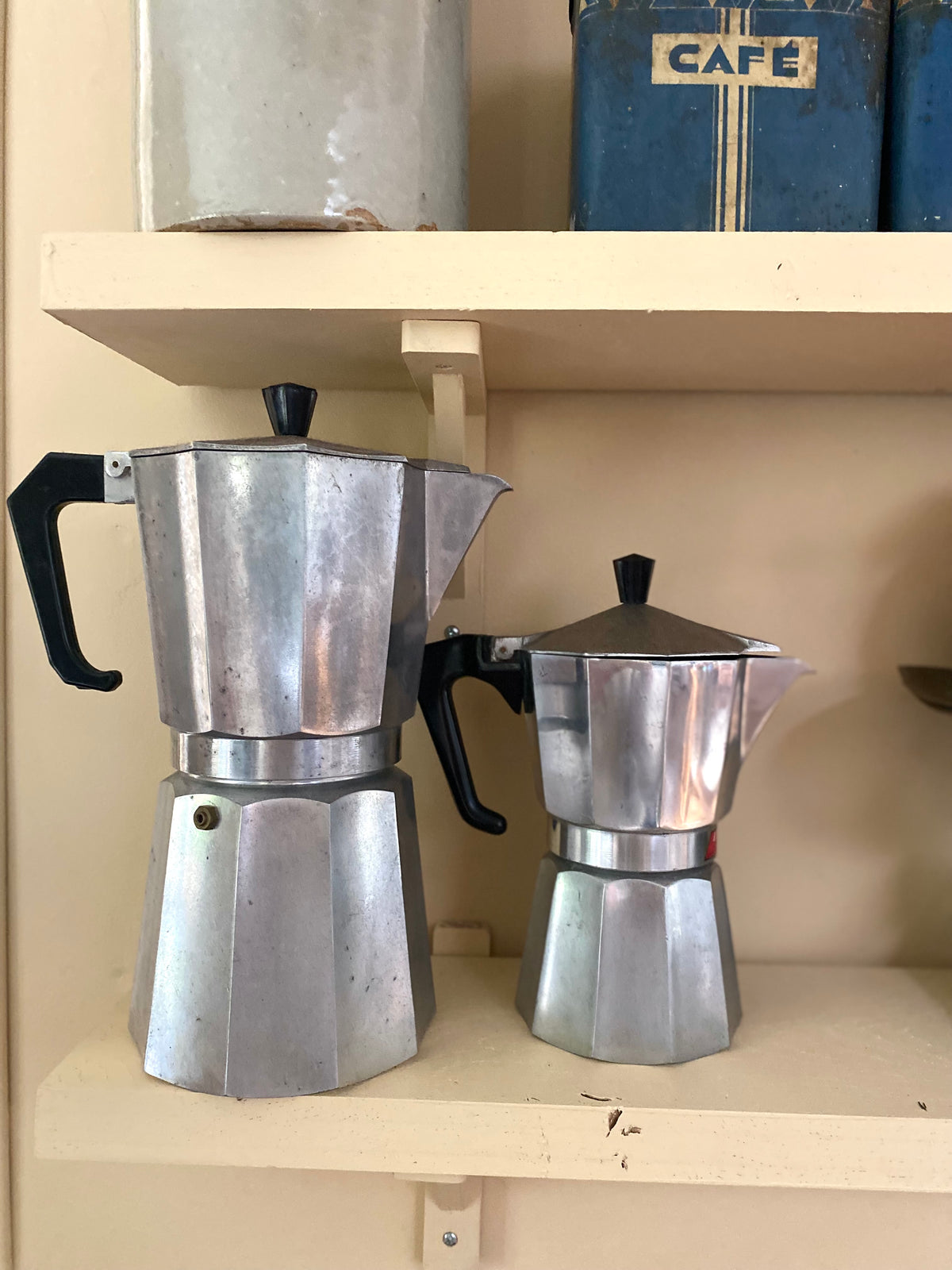 Duo de cafetières italiennes en aluminium, années 50-60