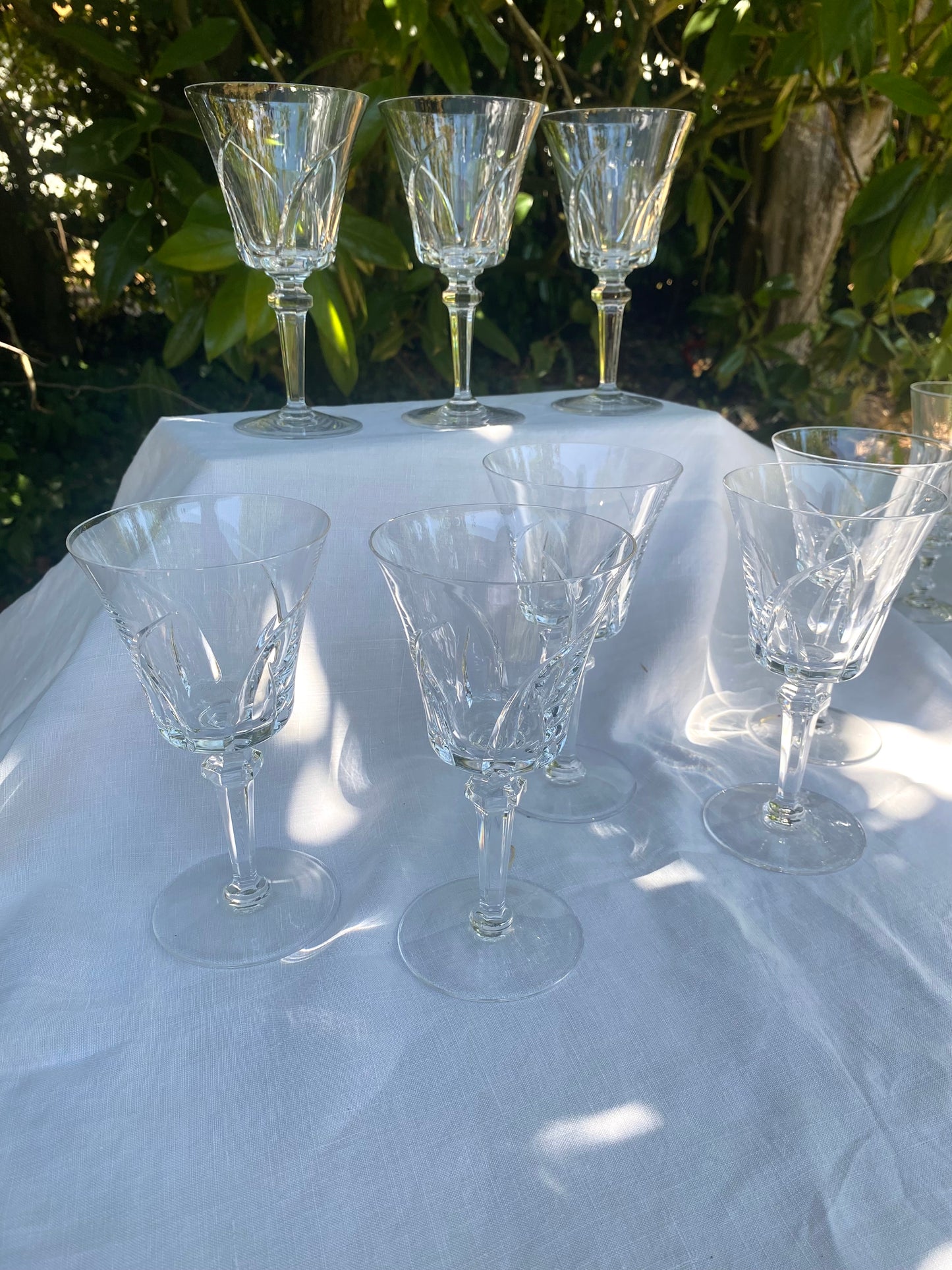 Service de 8 grands verres à vin en cristal taillé
