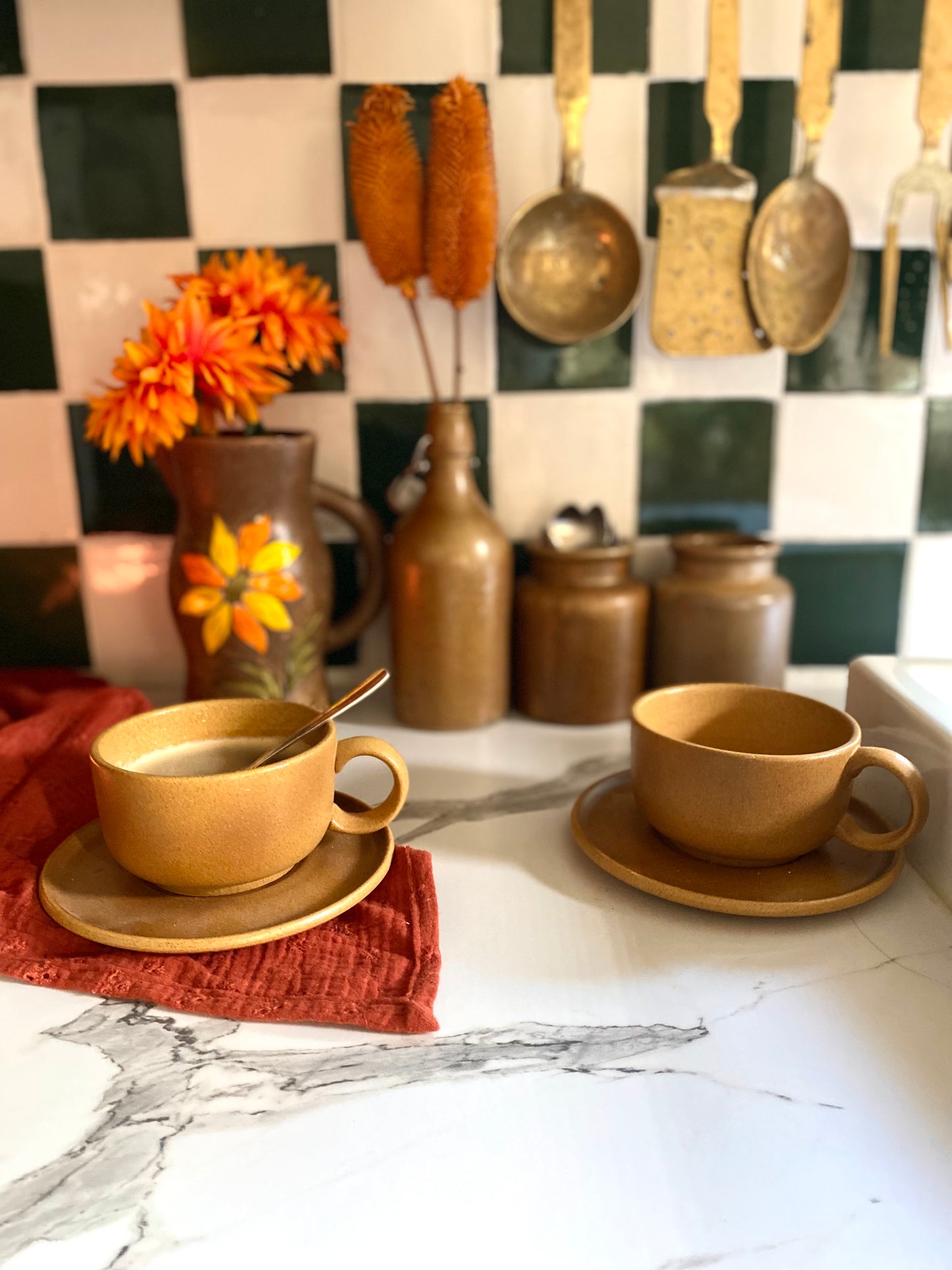 Duo de grandes tasses en grès ancien et leur plateau