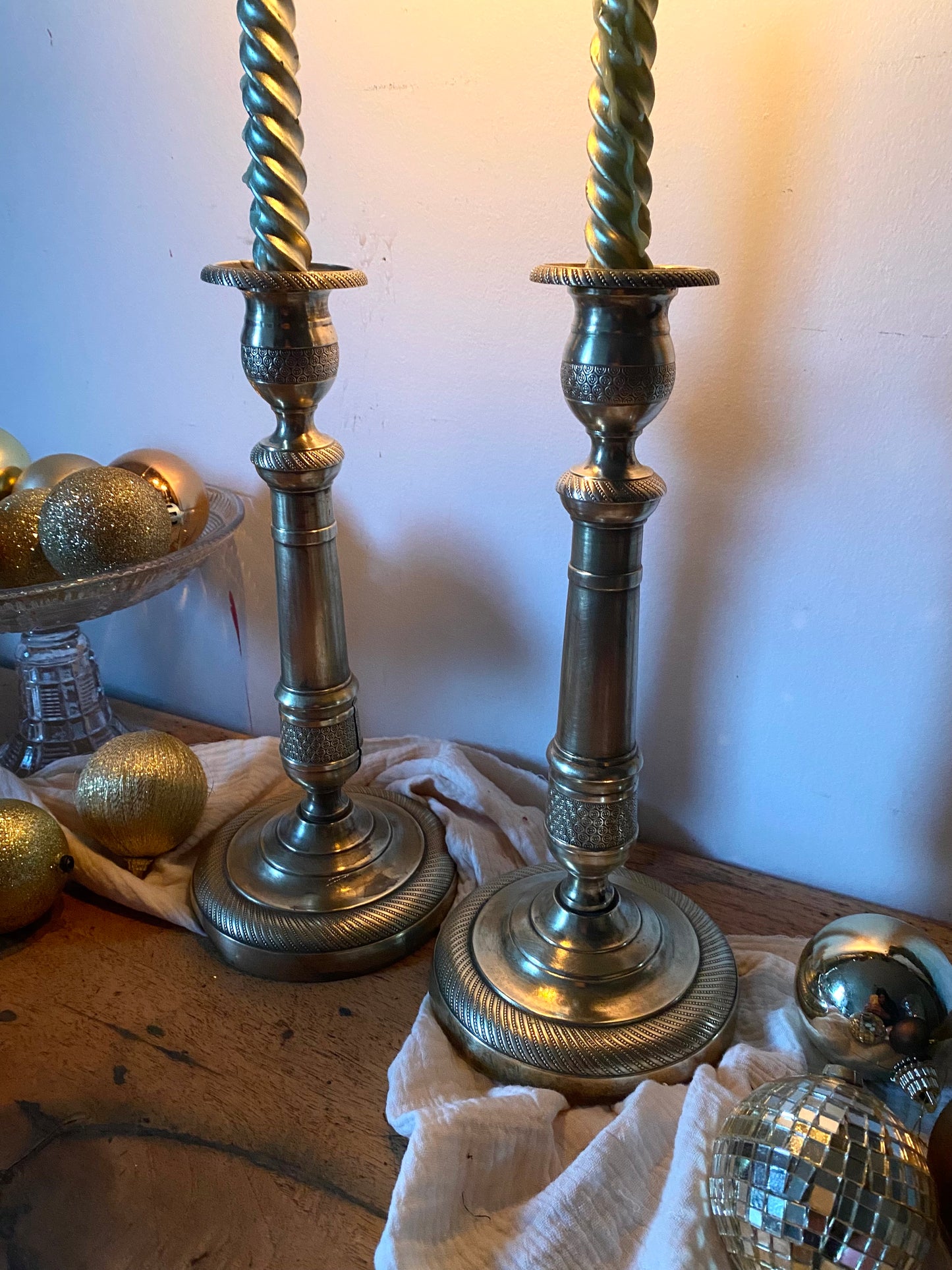 Paire de bougeoirs en laiton fin XIXe