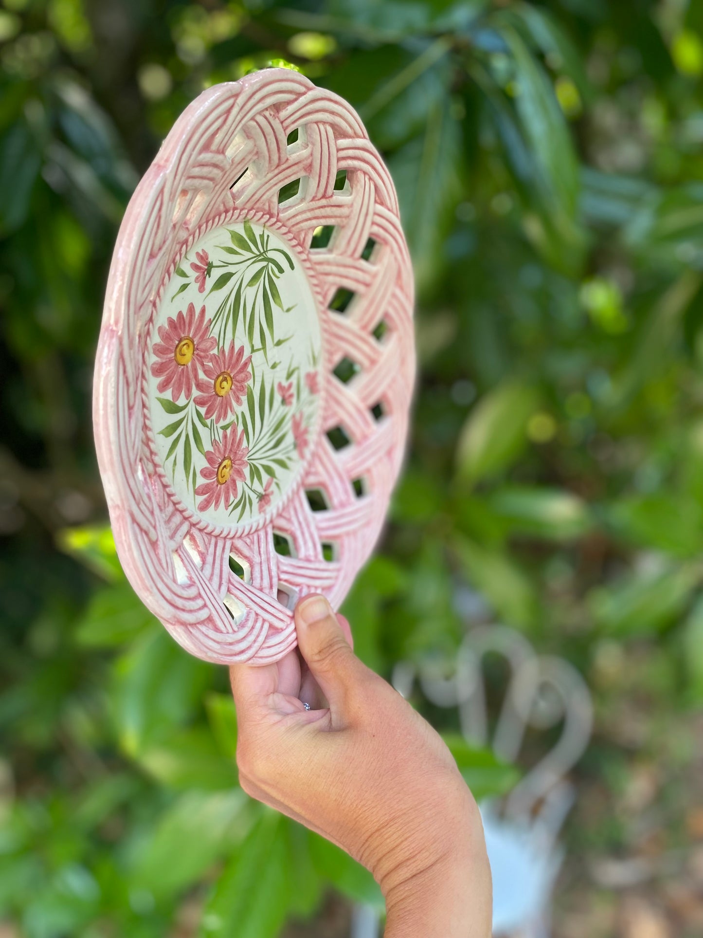 Duo de plats en faïence peinte à la main, motifs floraux