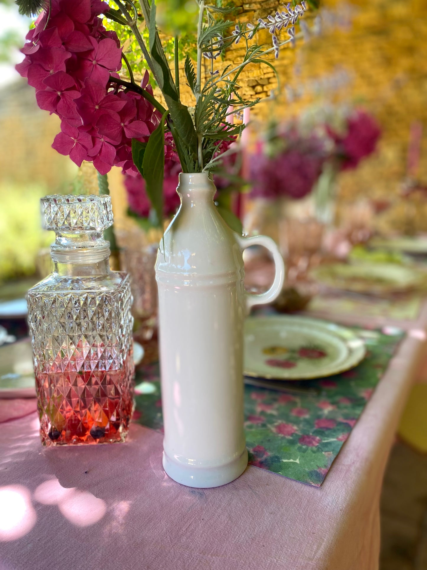 Bouteille en céramique blanche