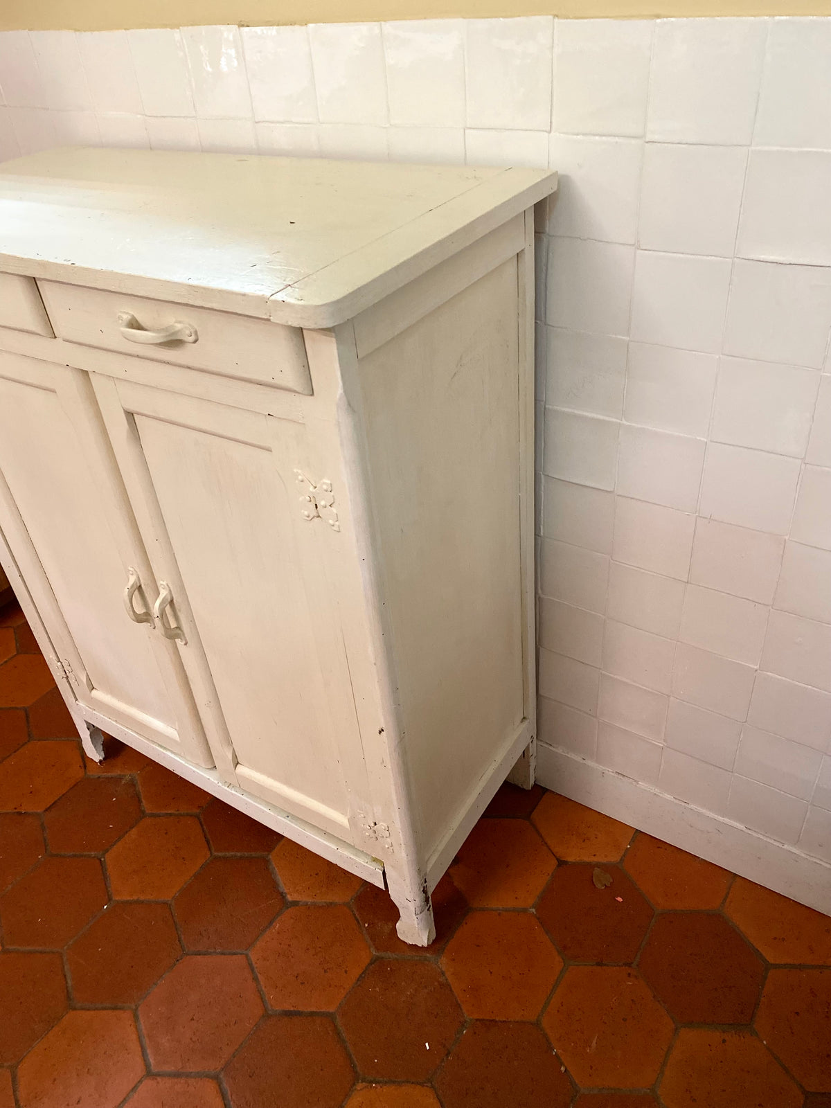 Petit buffet bas crème deux portes et deux tiroirs, début XXe