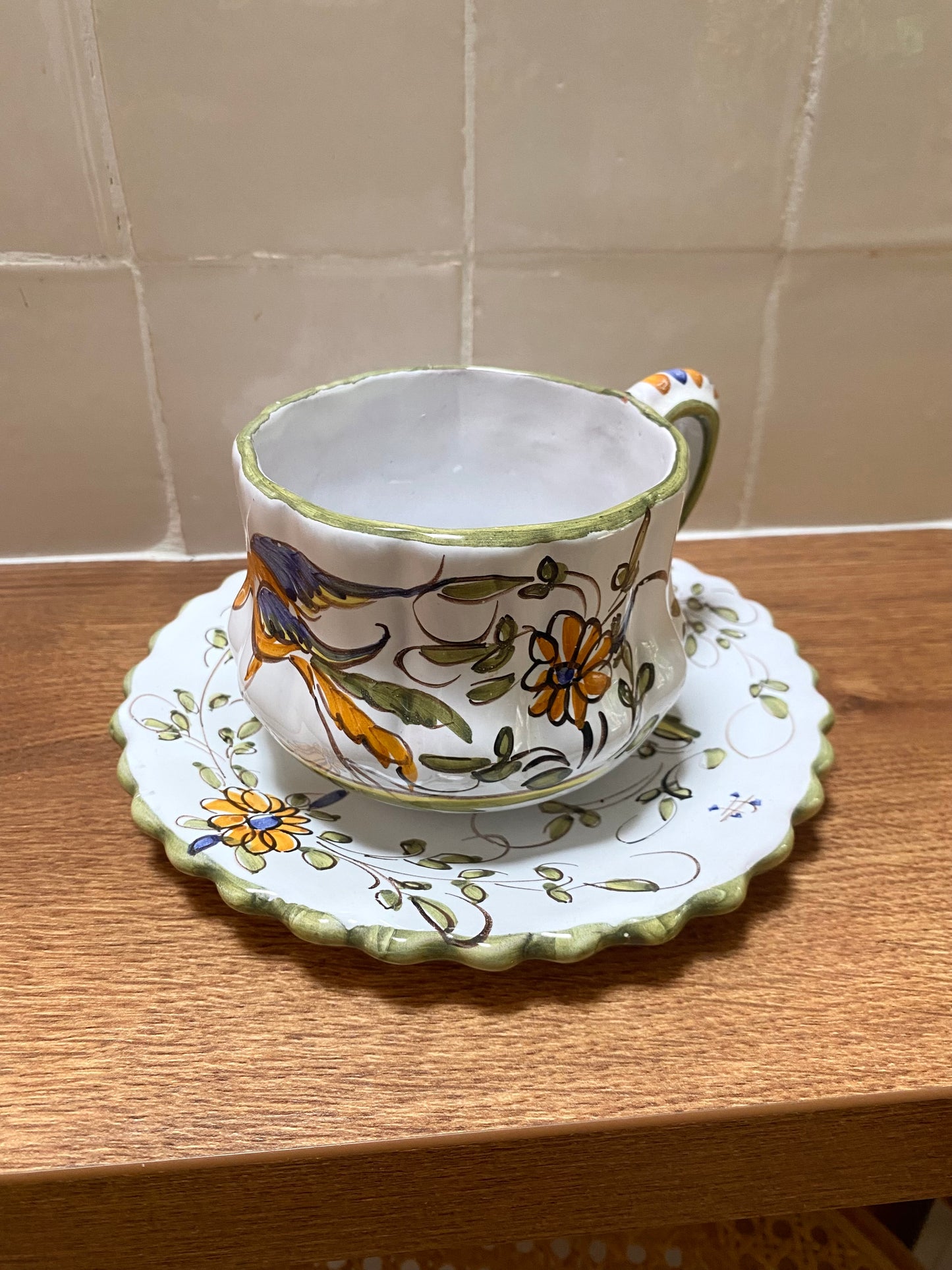 Grande tasse en céramique ancienne