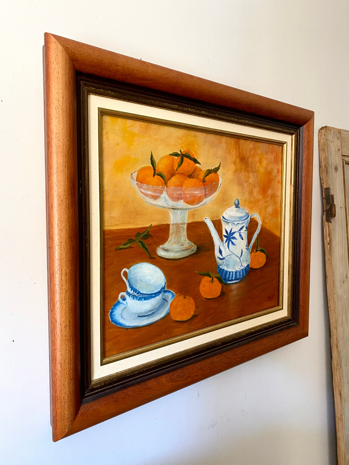 Tableau nature morte aux mandarines et faïence bleue, huile sur toile encadrée