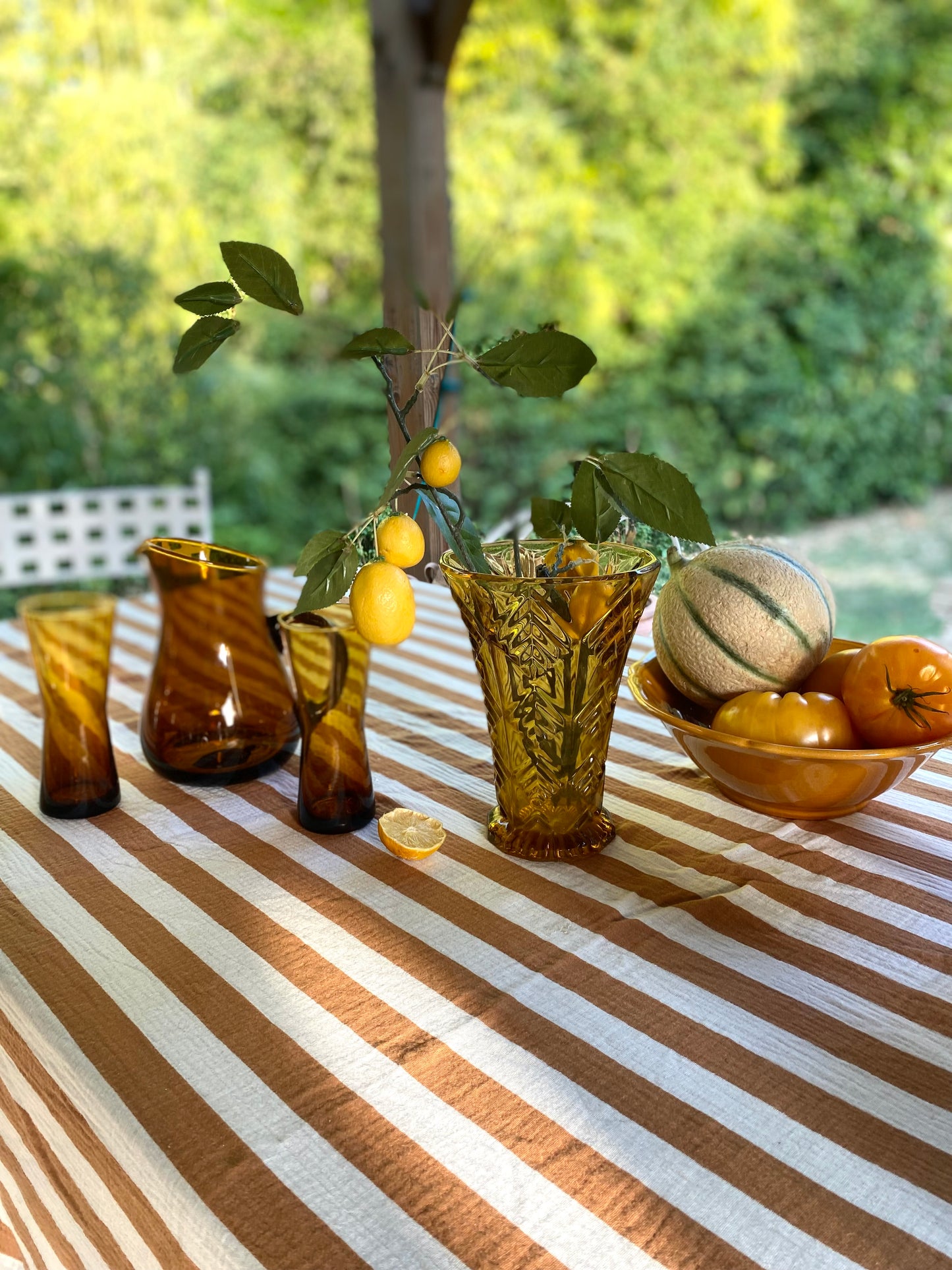 Vase en verre pressé ambré, années 70