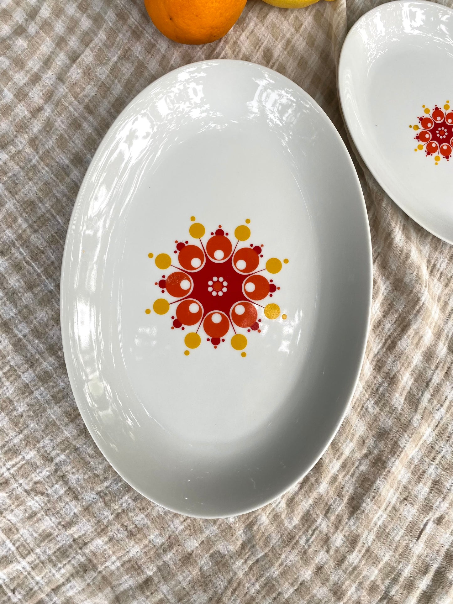 Duo de plats ovales en porcelaine à décor soleil pop — années 70