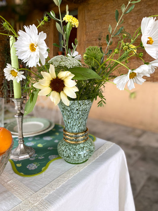 Vase soliflore en verre moucheté vert, bagues dorées —  années 60-70