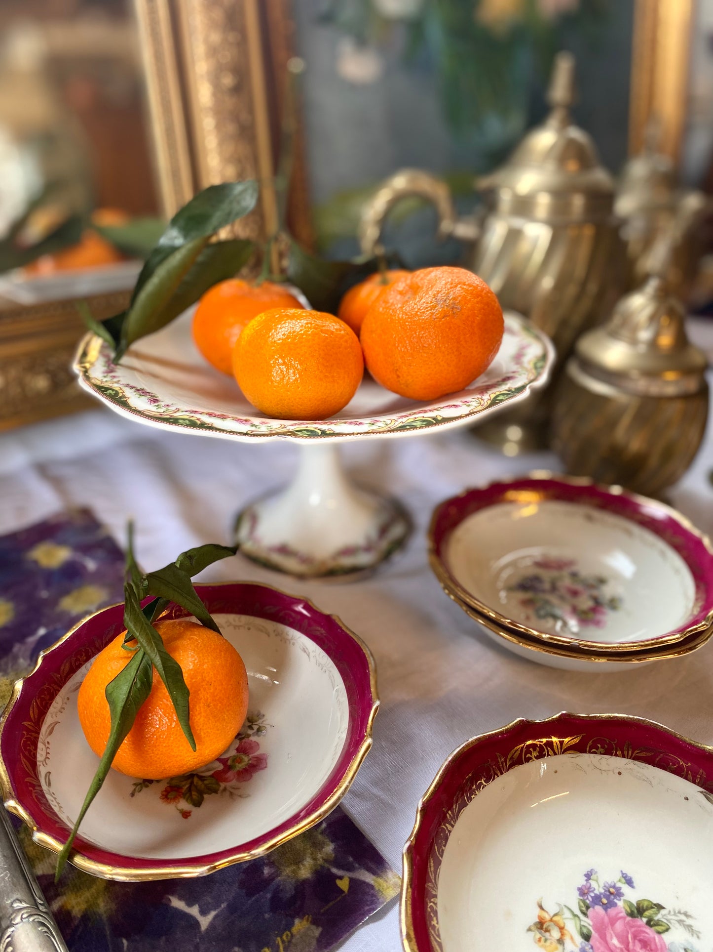 Plat sur pied en faïence ancienne