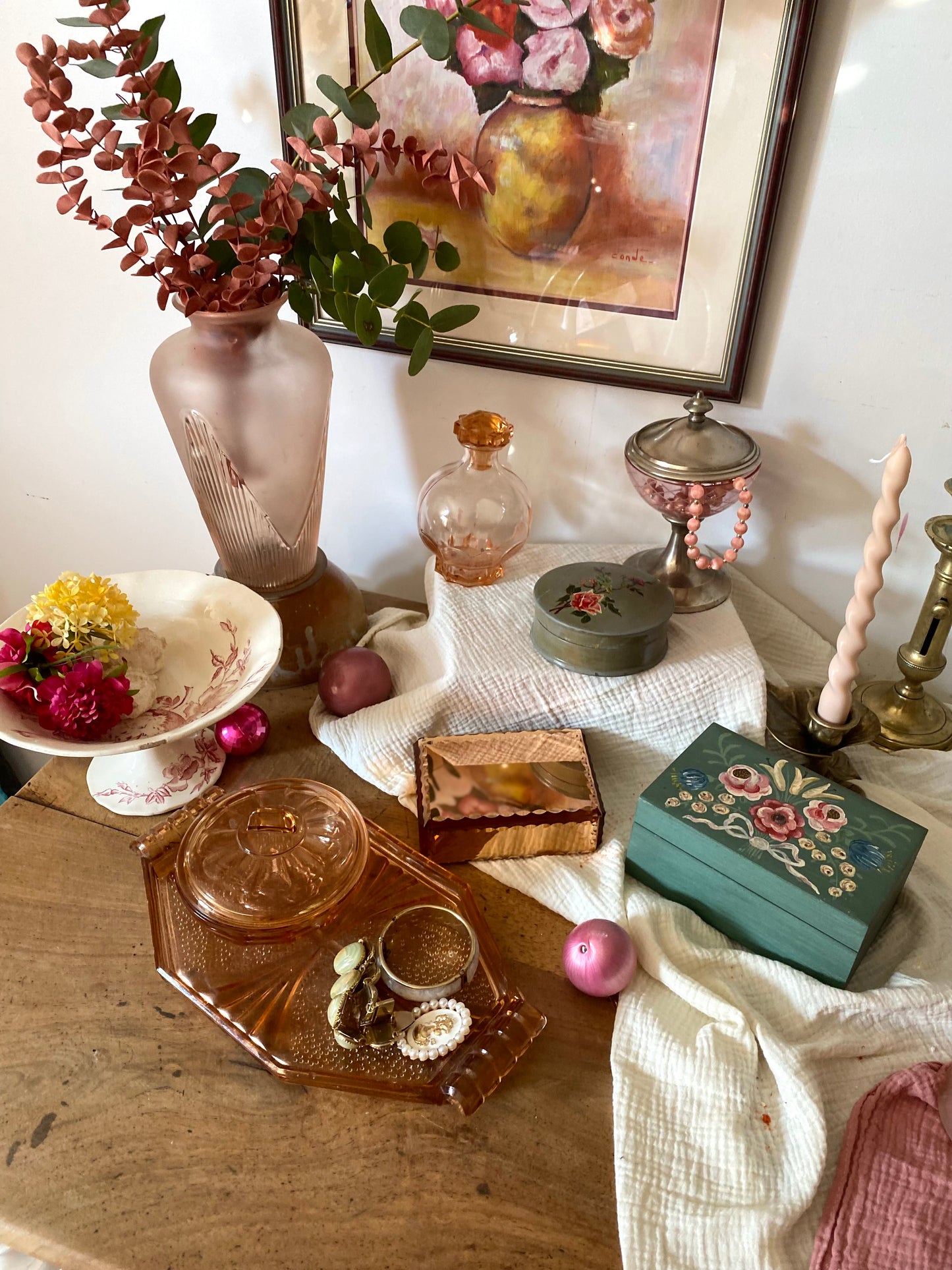 Boîte à poudre en rosaline sur son plateau