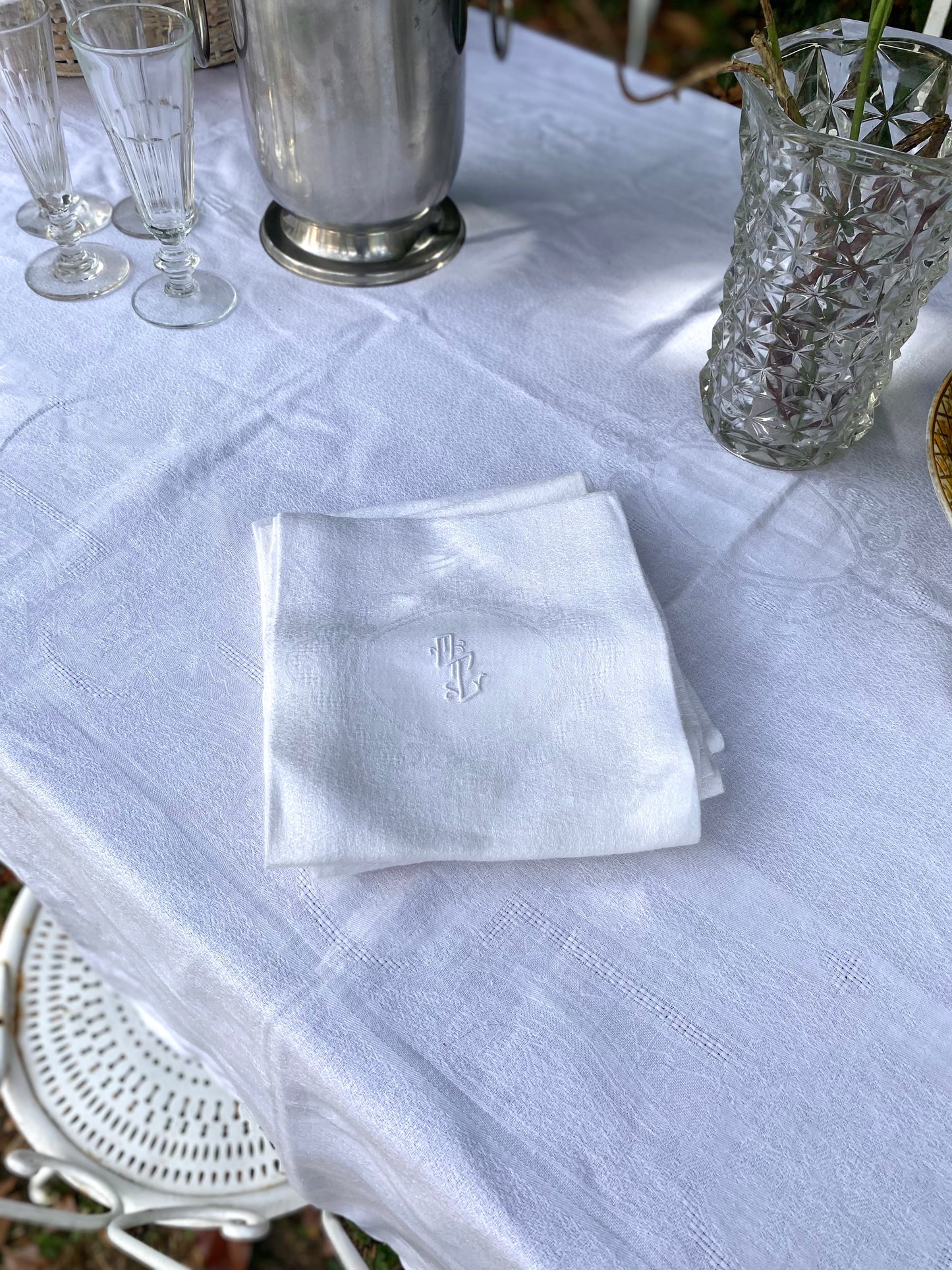 Service de table ancien en damassé blanc monogrammé début XXe siècle. Nappe 200x145 cm et 8 serviettes assorties