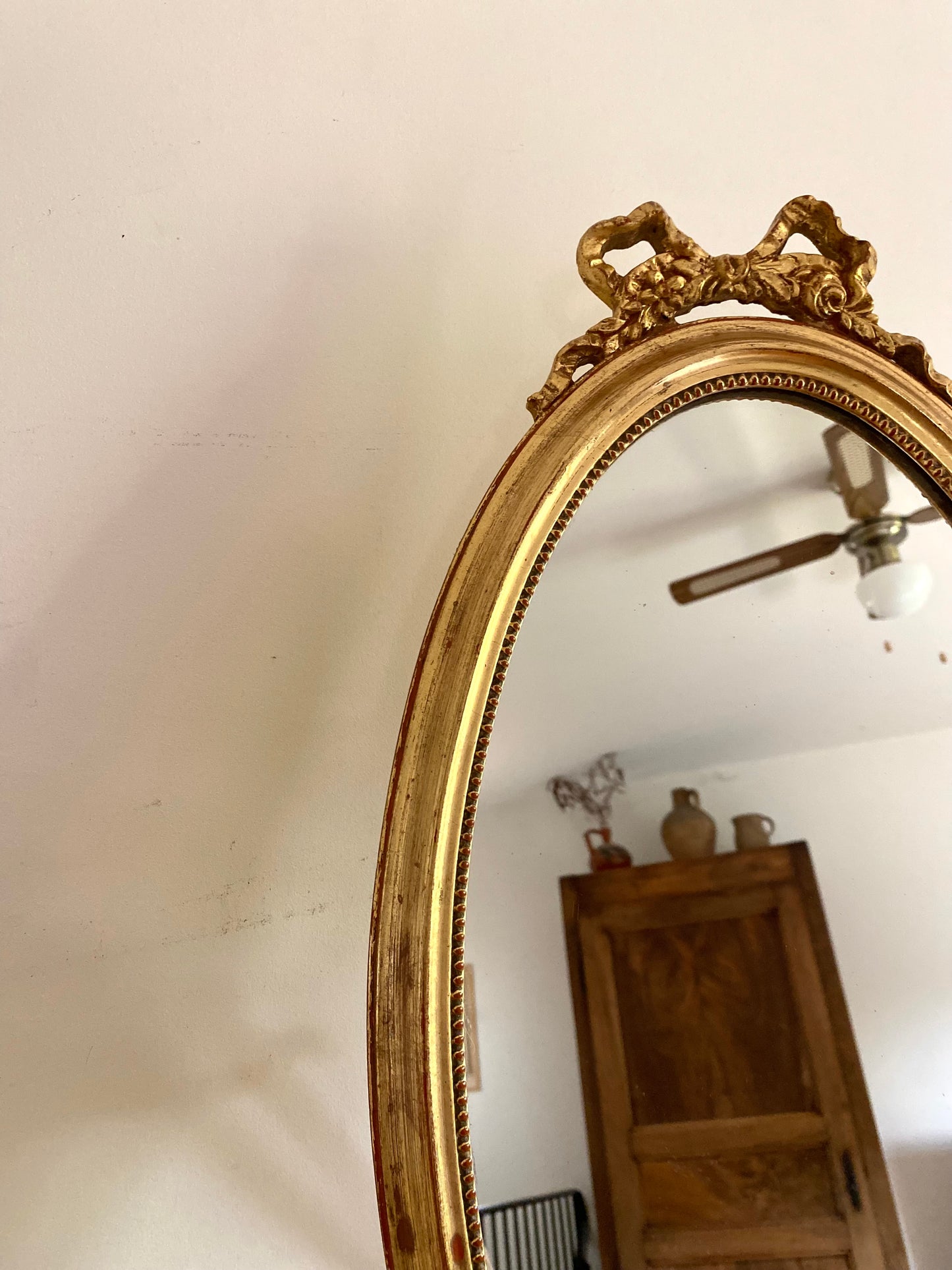 Miroir ovale sur pied du XIXe siècle.