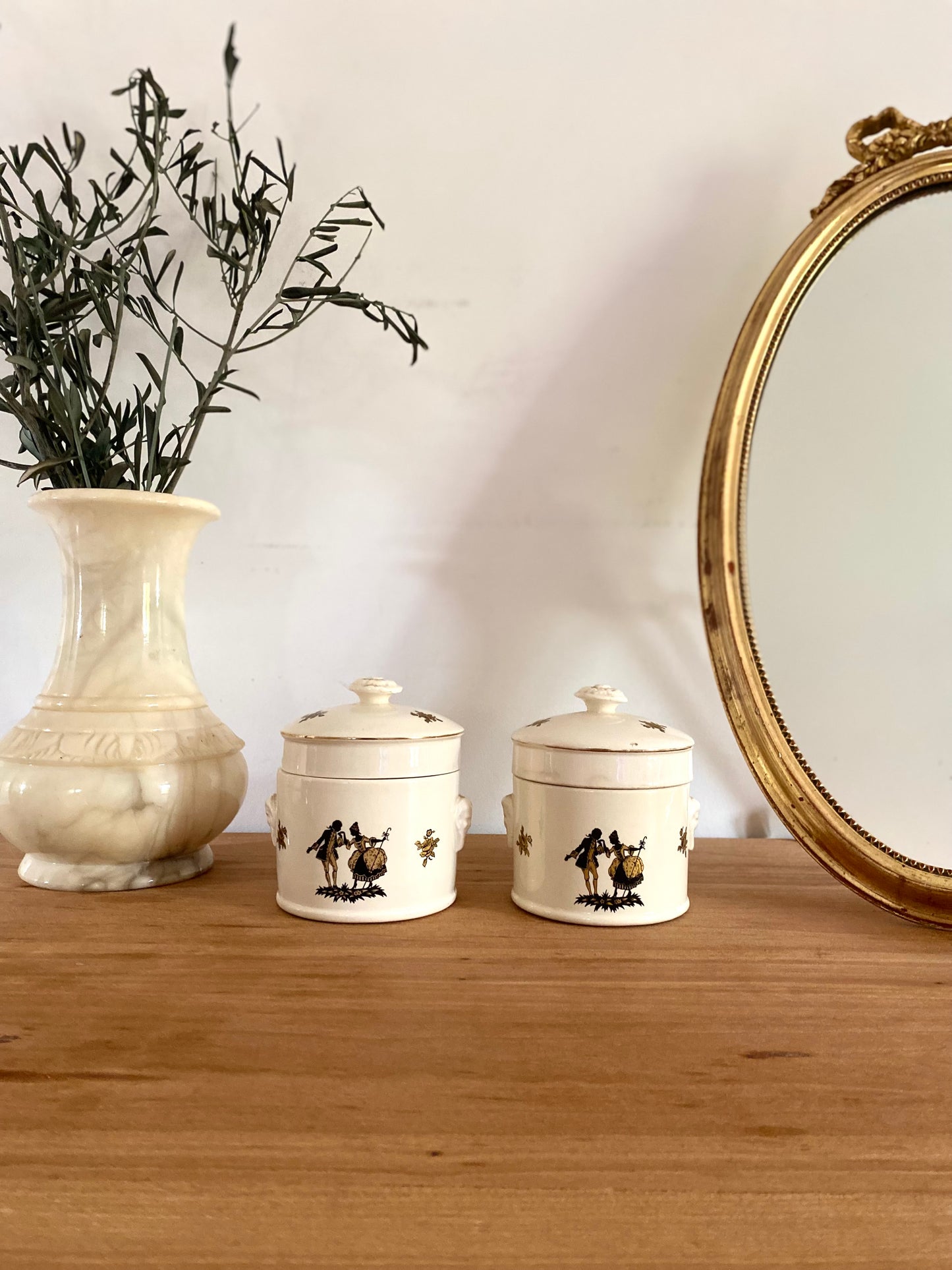 Duo de pots décoratifs en porcelaine ancienne