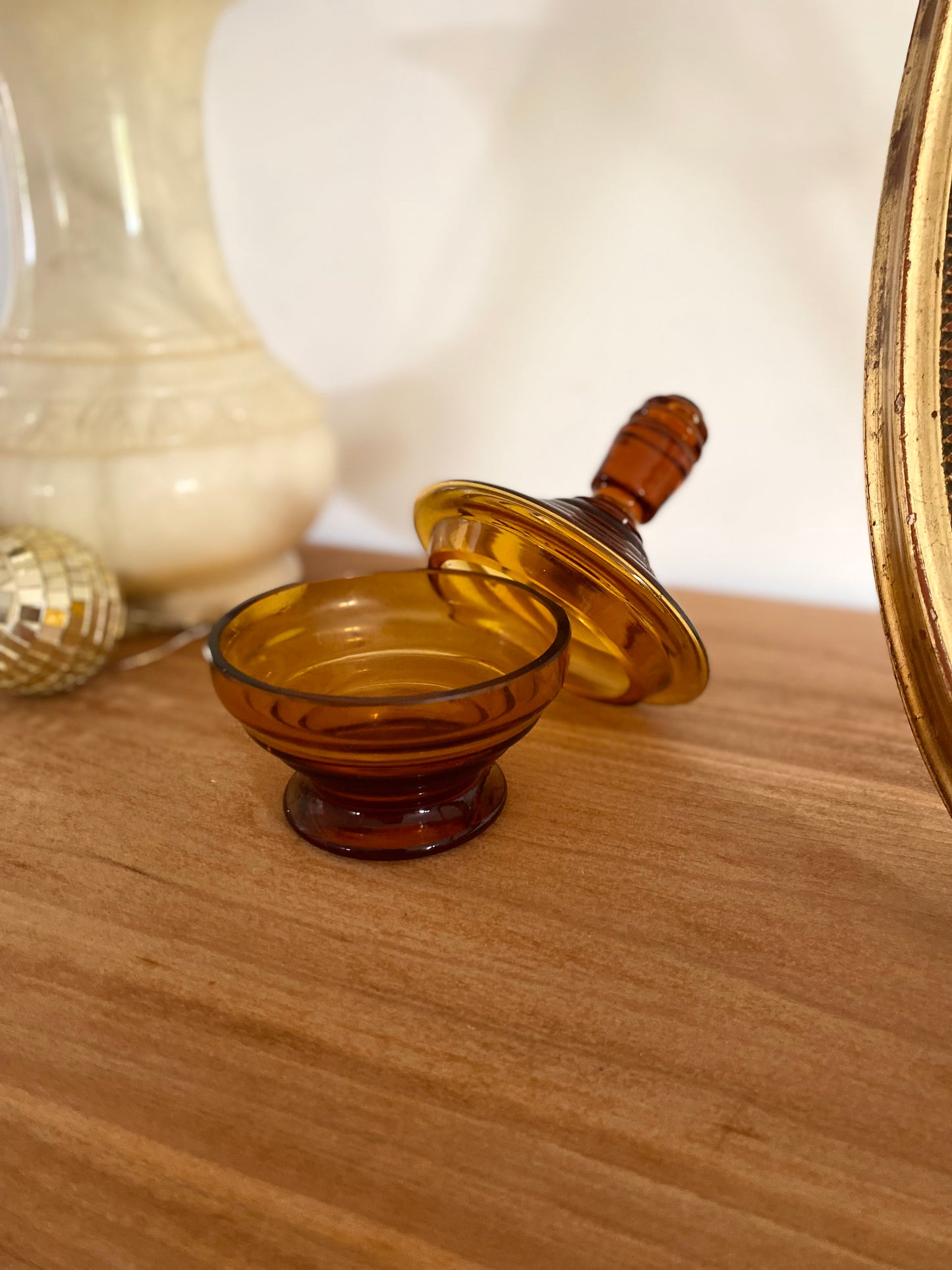 Petit pot à poudre en verre ambré vintage