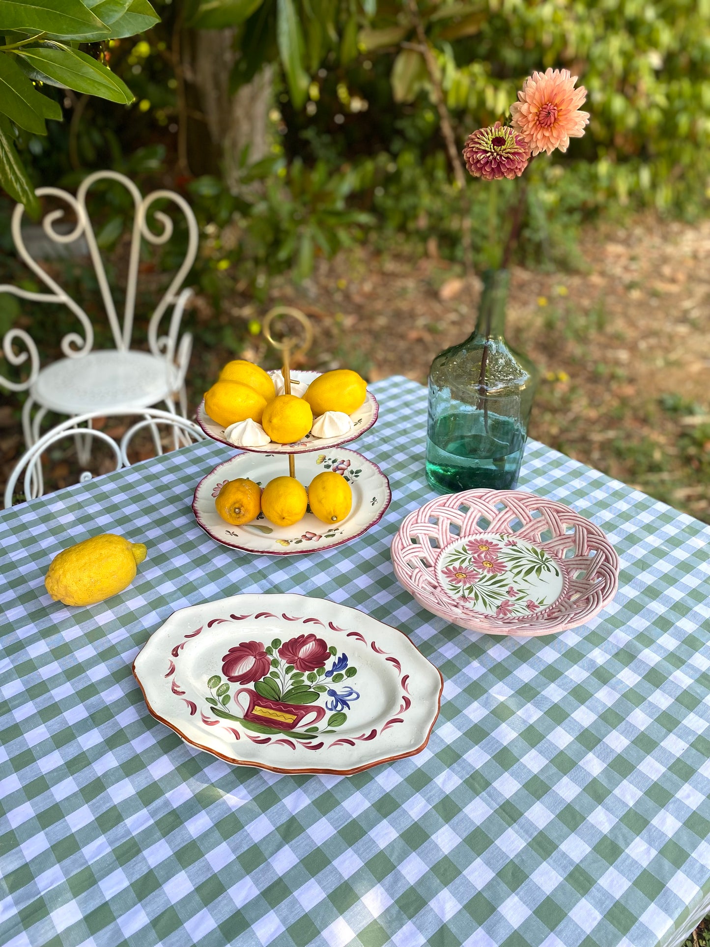Duo de plats en faïence peinte à la main, motifs floraux