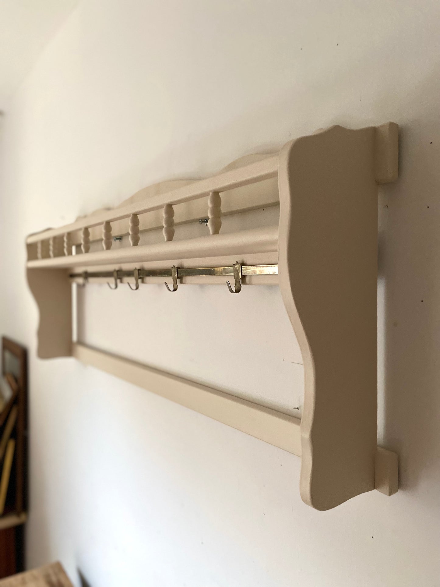 Étagère murale en bois ancien couleur crème