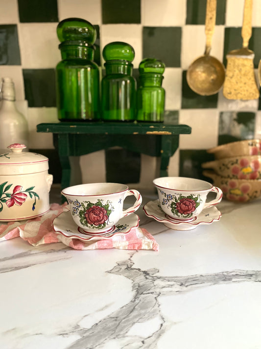 Duo de tasses en faïence ancienne