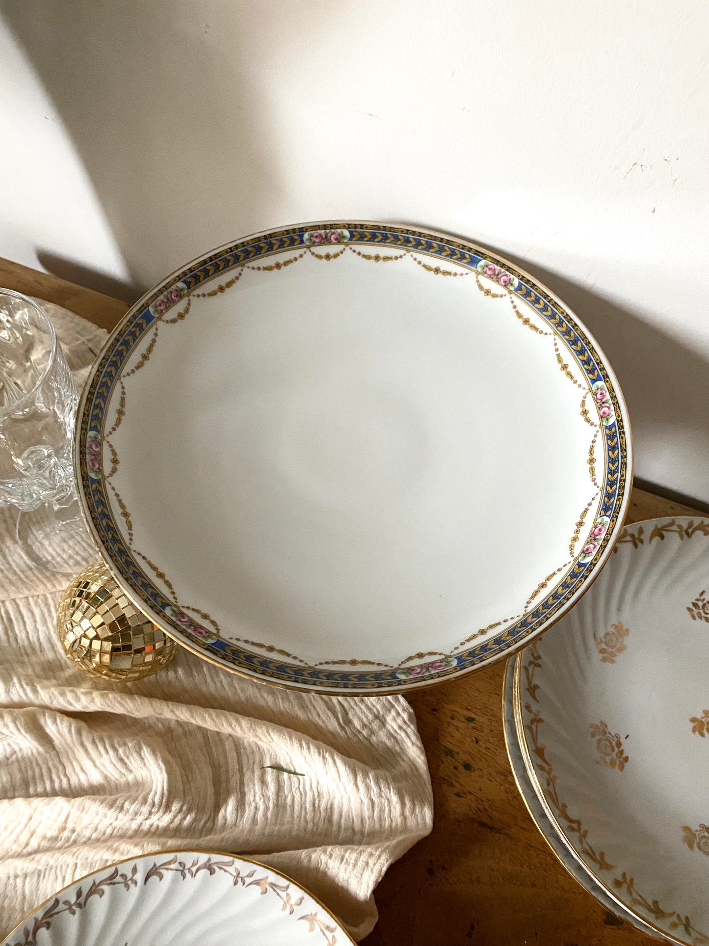 Plat sur pied en faïence ancienne