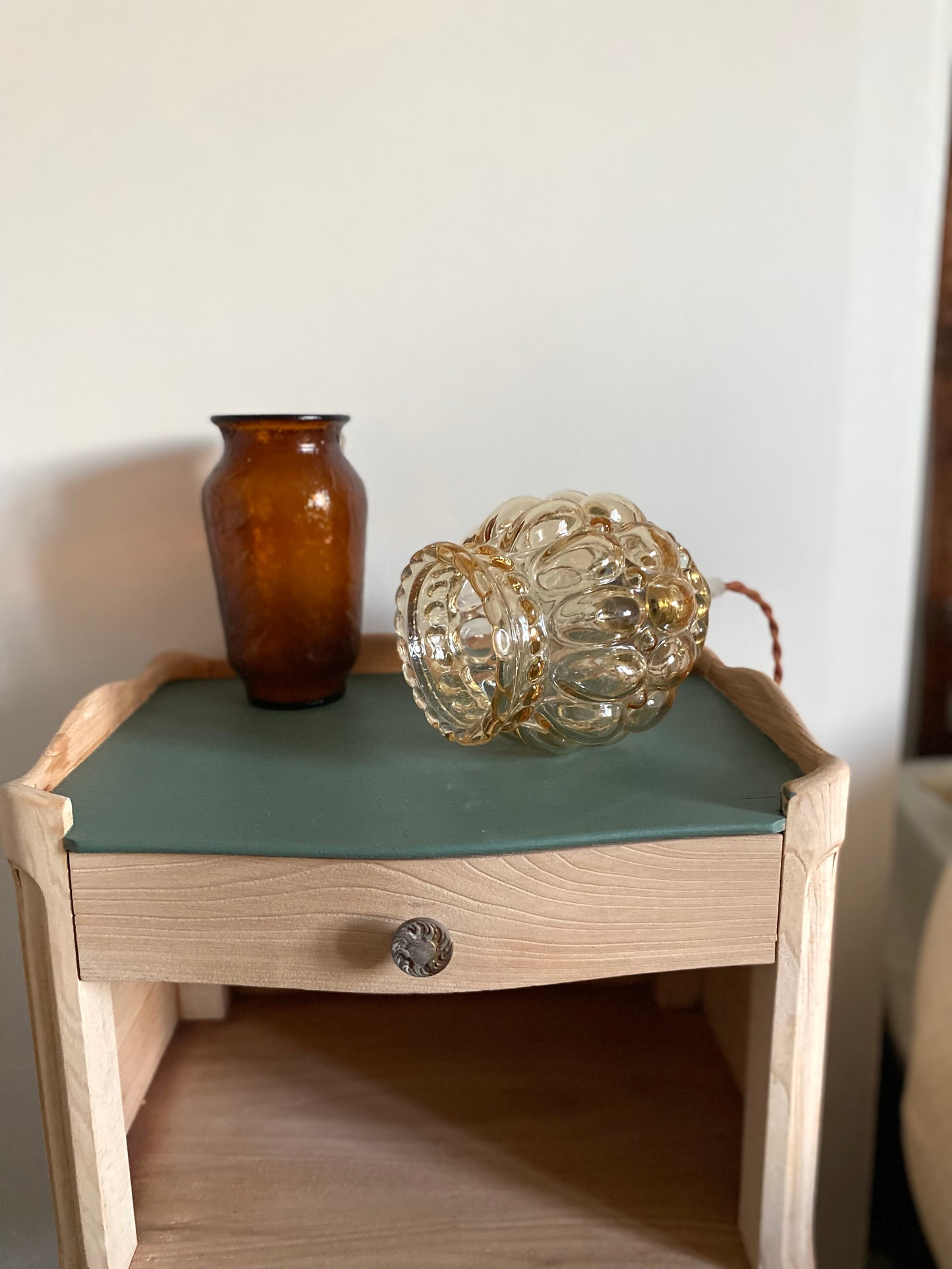 Baladeuse montée sur un globe en verre bullé ancien